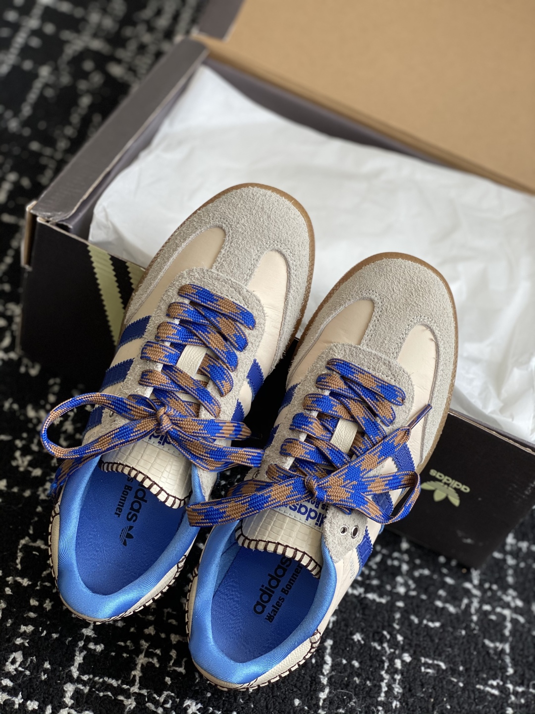 东莞代购级
新色 adidas×walesbonner 休闲鞋板鞋运动鞋

液体银火的无边无际 全网全火