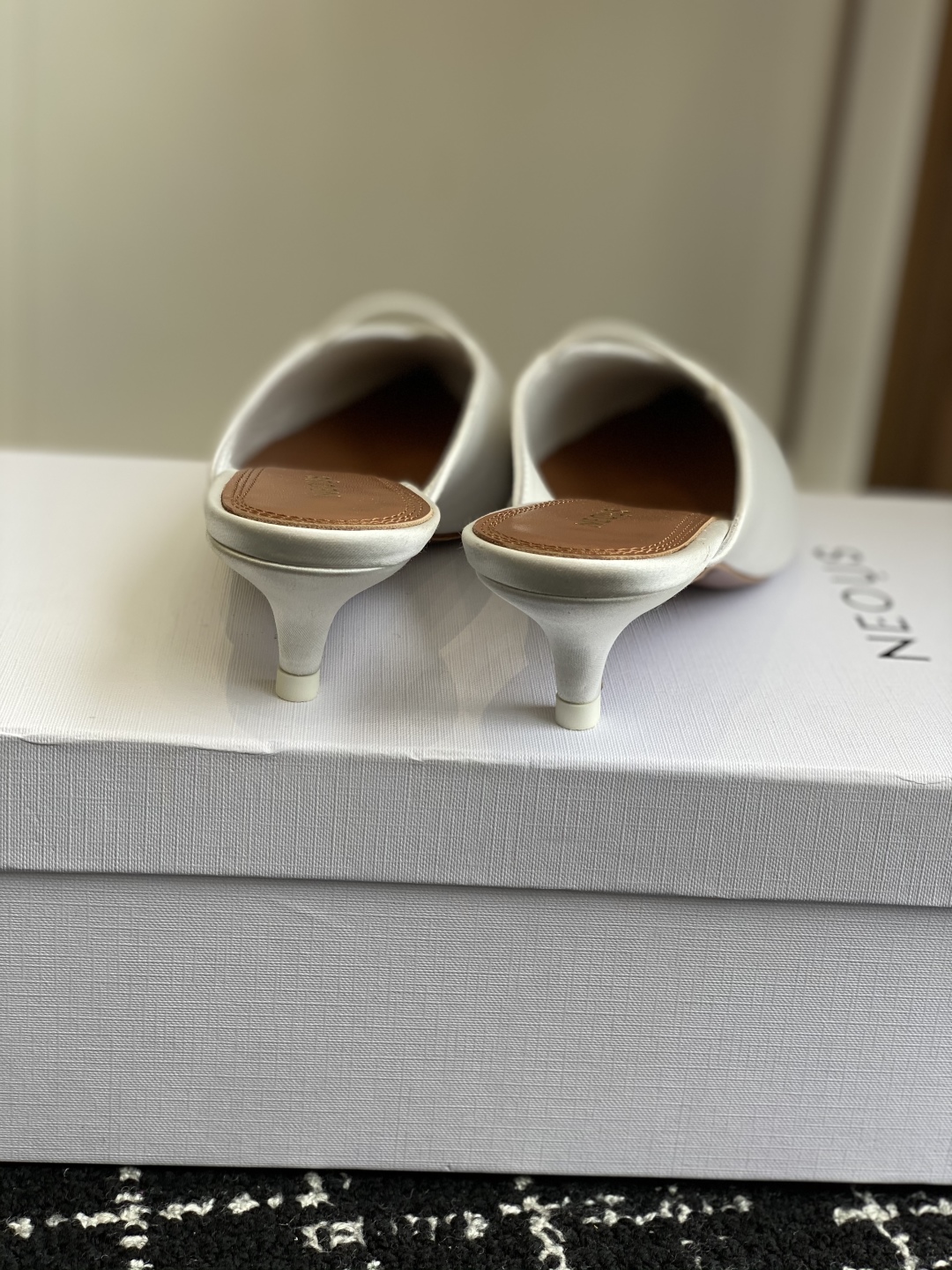 代购级
neous 25ss春夏新品 尖头后空猫跟凉拖鞋

这款自带大小姐风气质 无论是搭配牛仔裤百褶裙