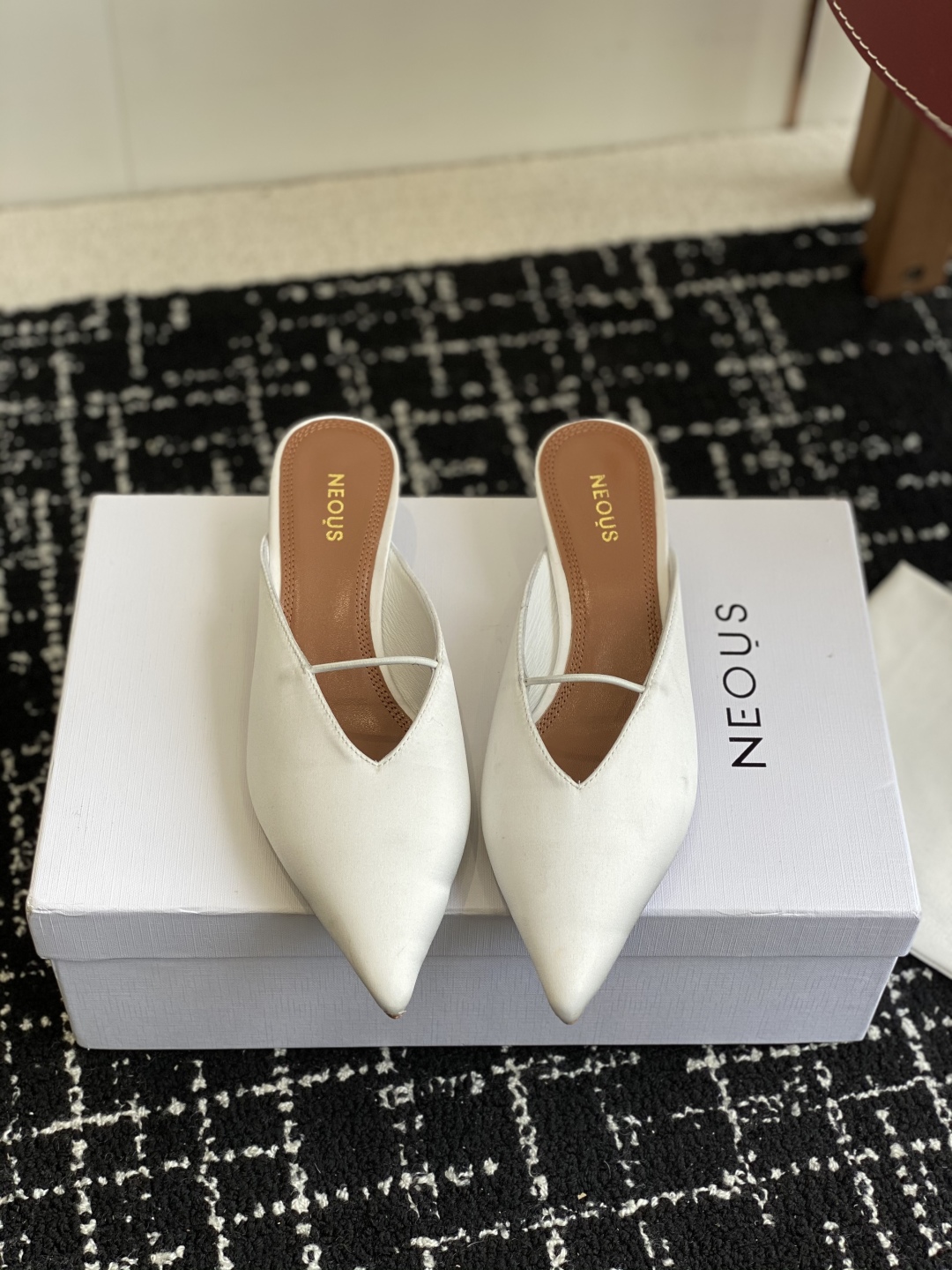 代购级
neous 25ss春夏新品 尖头后空猫跟凉拖鞋

这款自带大小姐风气质 无论是搭配牛仔裤百褶裙