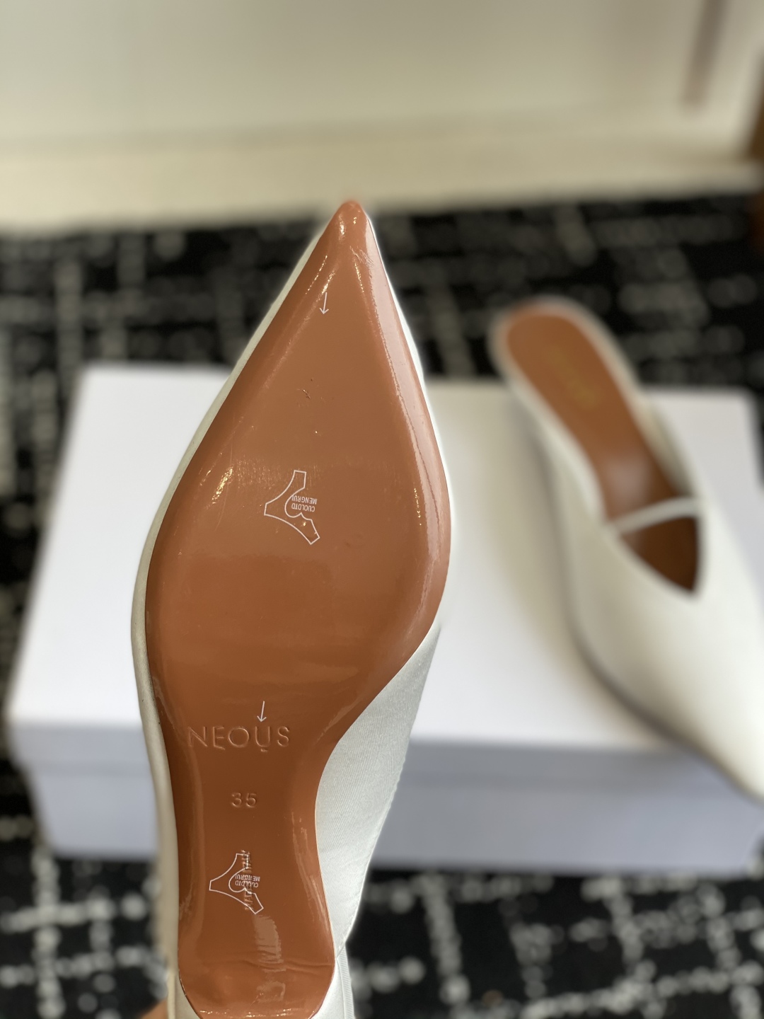代购级
neous 25ss春夏新品 尖头后空猫跟凉拖鞋

这款自带大小姐风气质 无论是搭配牛仔裤百褶裙