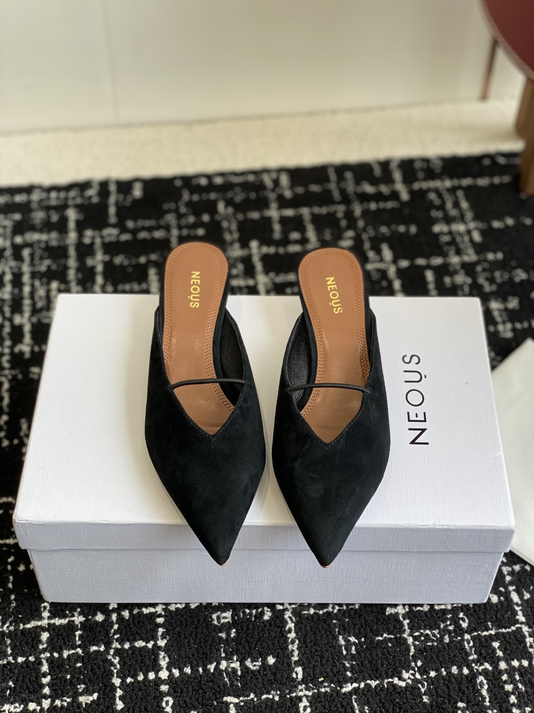 代购级
neous 25ss春夏新品 尖头后空猫跟凉拖鞋

这款自带大小姐风气质 无论是搭配牛仔裤百褶裙