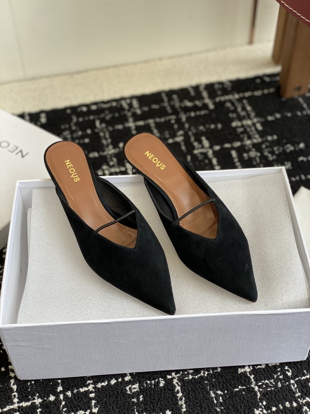 代购级
neous 25ss春夏新品 尖头后空猫跟凉拖鞋

这款自带大小姐风气质 无论是搭配牛仔裤百褶裙