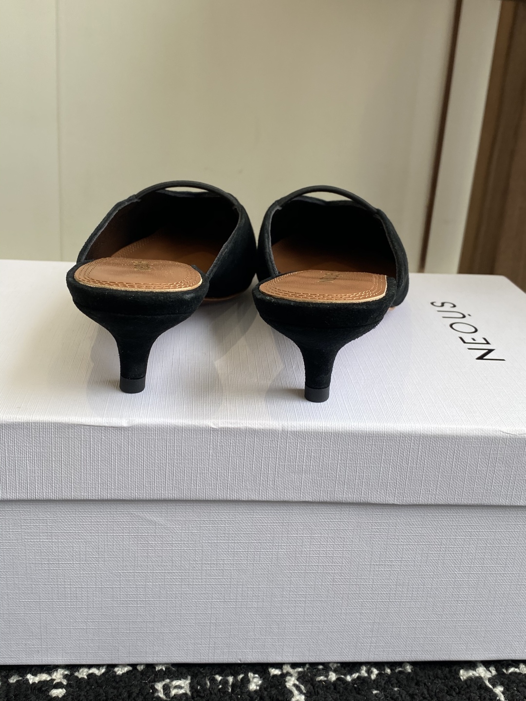 代购级
neous 25ss春夏新品 尖头后空猫跟凉拖鞋

这款自带大小姐风气质 无论是搭配牛仔裤百褶裙