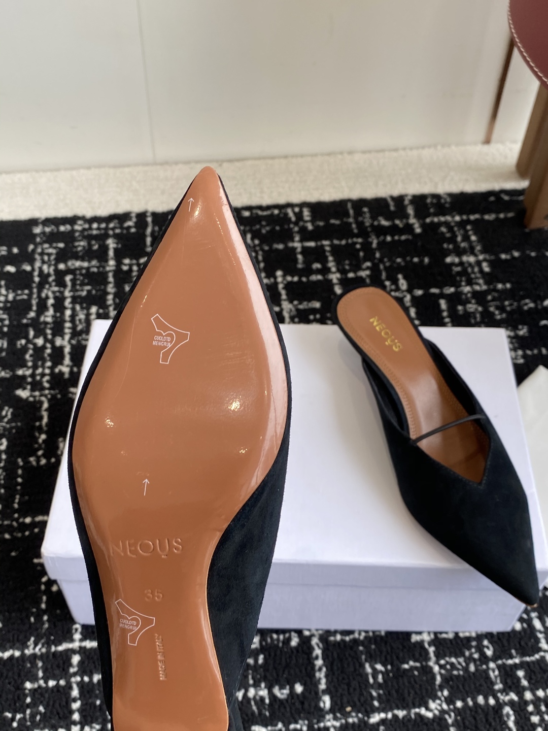 代购级
neous 25ss春夏新品 尖头后空猫跟凉拖鞋

这款自带大小姐风气质 无论是搭配牛仔裤百褶裙
