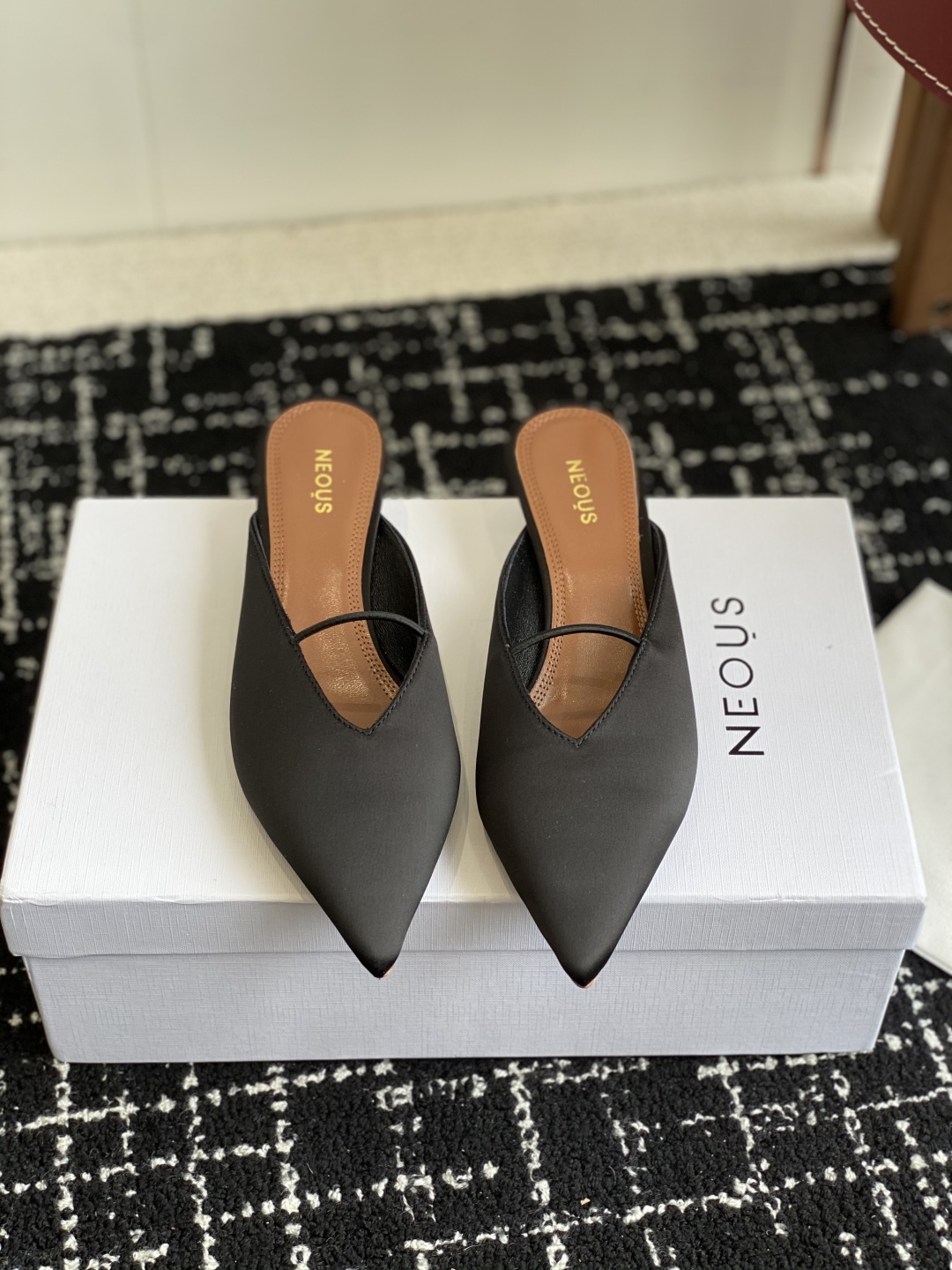 代购级
neous 25ss春夏新品 尖头后空猫跟凉拖鞋

这款自带大小姐风气质 无论是搭配牛仔裤百褶裙