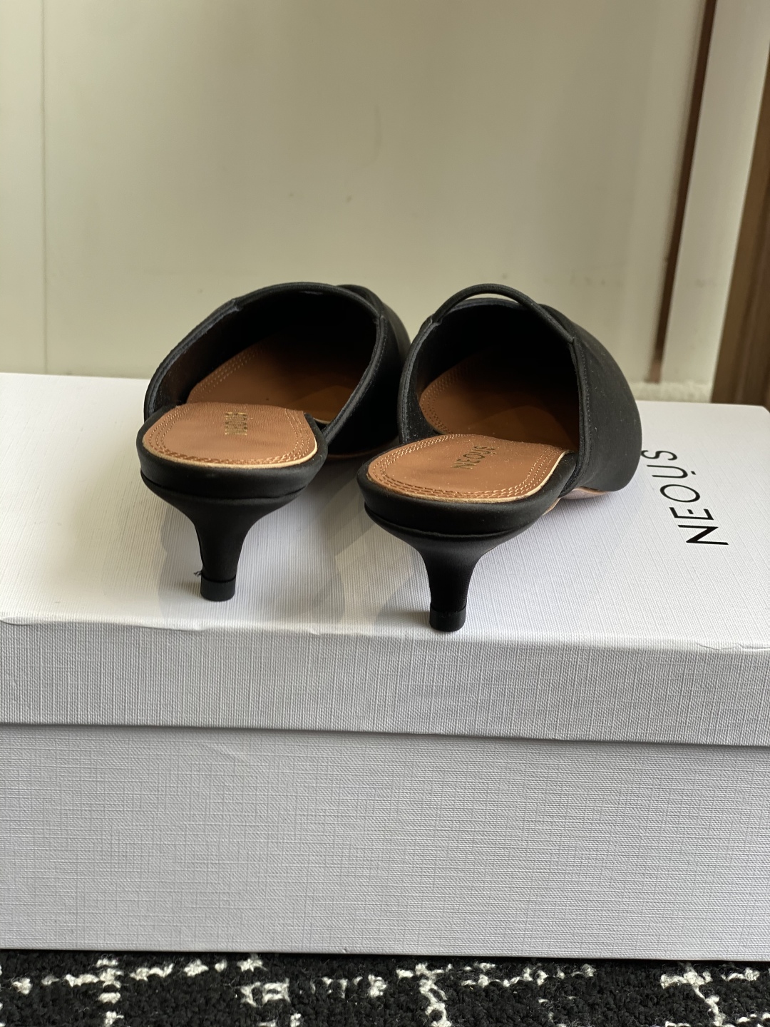 代购级
neous 25ss春夏新品 尖头后空猫跟凉拖鞋

这款自带大小姐风气质 无论是搭配牛仔裤百褶裙