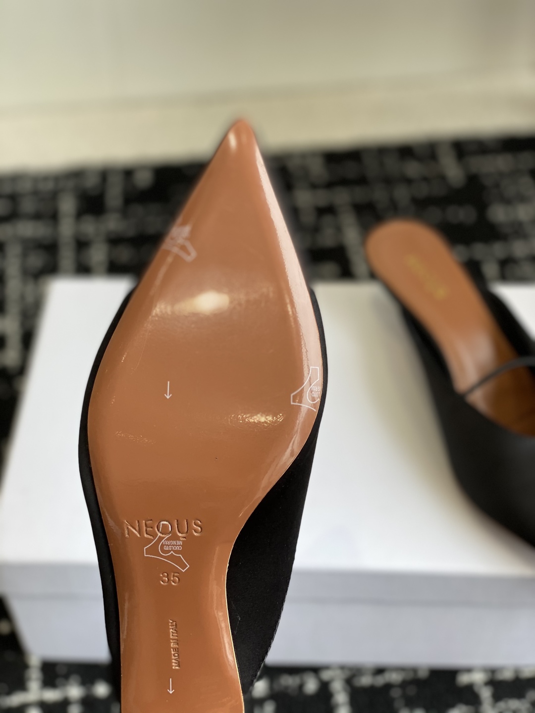 代购级
neous 25ss春夏新品 尖头后空猫跟凉拖鞋

这款自带大小姐风气质 无论是搭配牛仔裤百褶裙