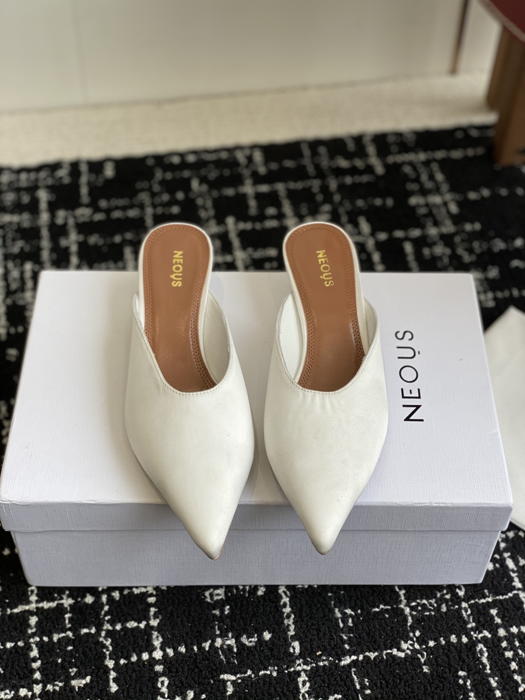 代购级
neous 25ss春夏新品 尖头后空猫跟凉拖鞋

这款自带大小姐风气质 无论是搭配牛仔裤百褶裙