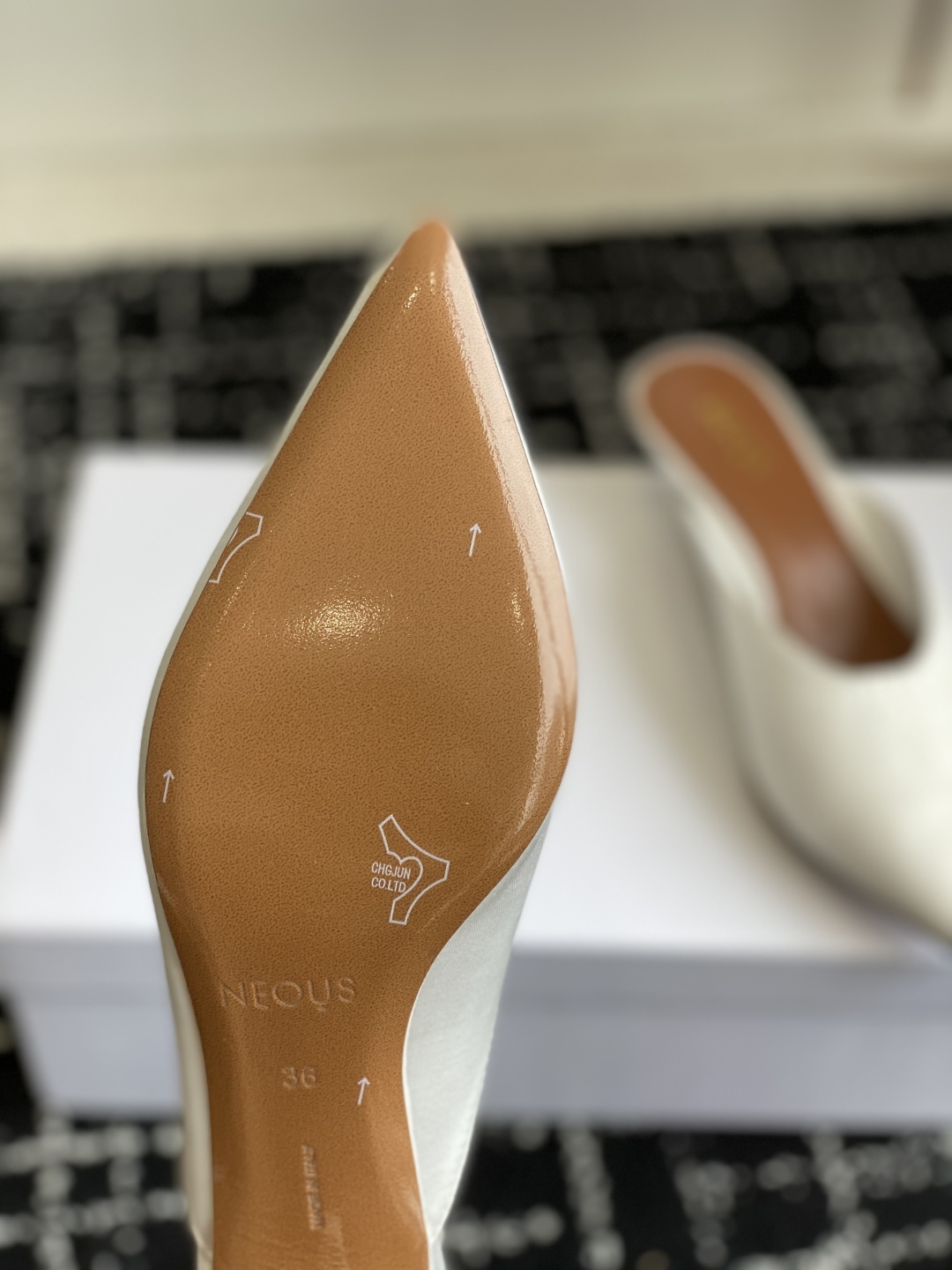 代购级
neous 25ss春夏新品 尖头后空猫跟凉拖鞋

这款自带大小姐风气质 无论是搭配牛仔裤百褶裙