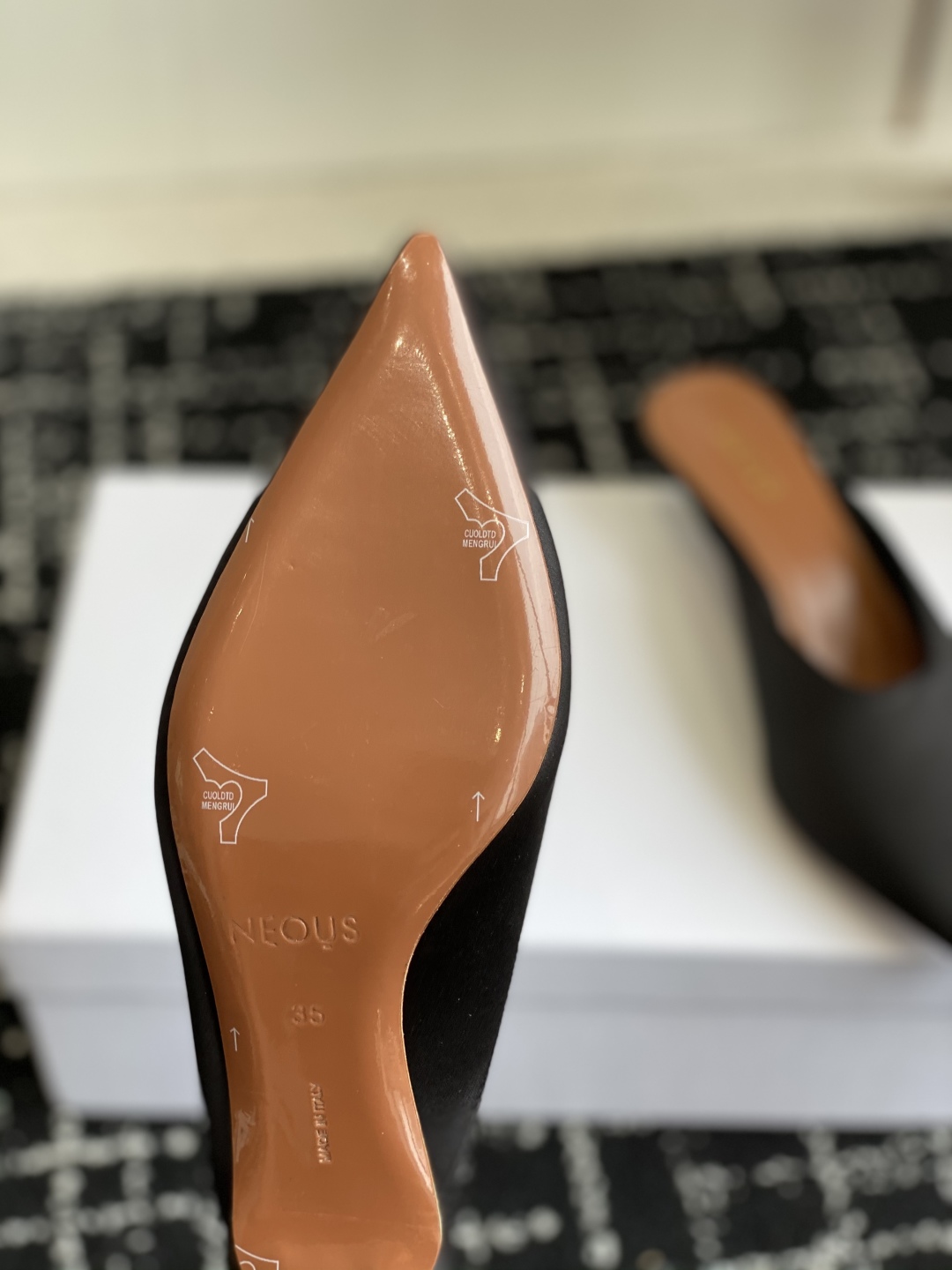 代购级
neous 25ss春夏新品 尖头后空猫跟凉拖鞋

这款自带大小姐风气质 无论是搭配牛仔裤百褶裙