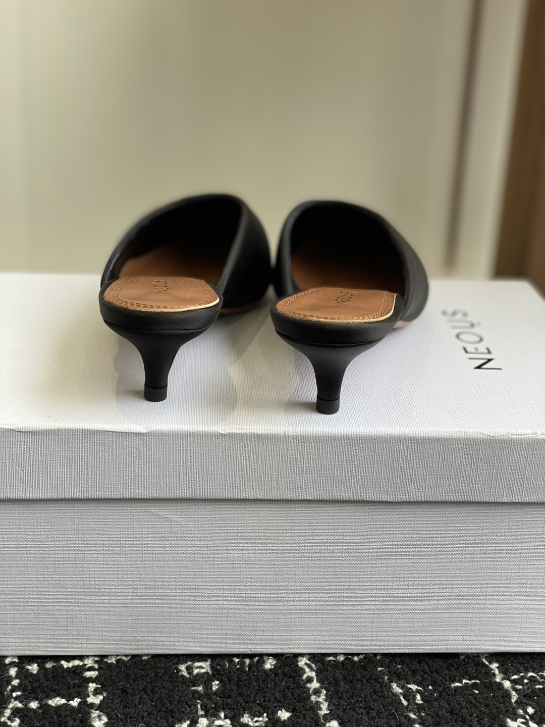 代购级
neous 25ss春夏新品 尖头后空猫跟凉拖鞋

这款自带大小姐风气质 无论是搭配牛仔裤百褶裙