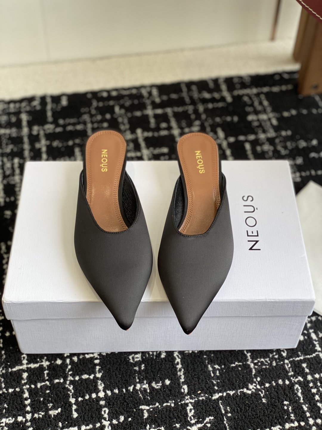 代购级
neous 25ss春夏新品 尖头后空猫跟凉拖鞋

这款自带大小姐风气质 无论是搭配牛仔裤百褶裙