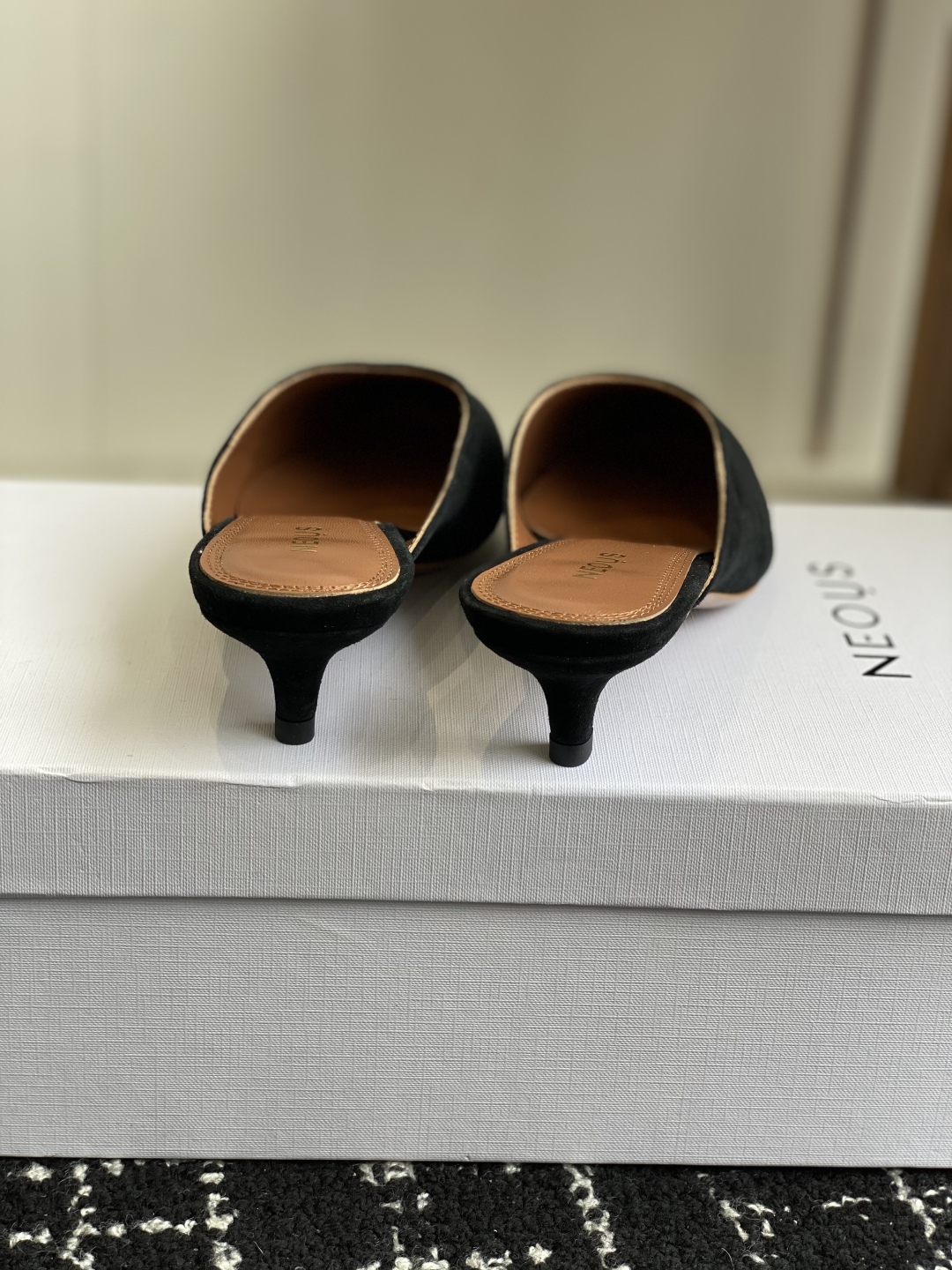 代购级
neous 25ss春夏新品 尖头后空猫跟凉拖鞋

这款自带大小姐风气质 无论是搭配牛仔裤百褶裙