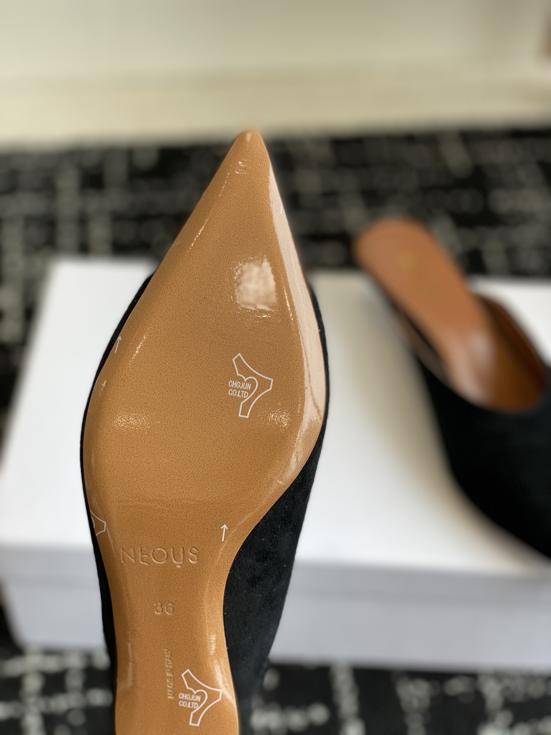 代购级
neous 25ss春夏新品 尖头后空猫跟凉拖鞋

这款自带大小姐风气质 无论是搭配牛仔裤百褶裙