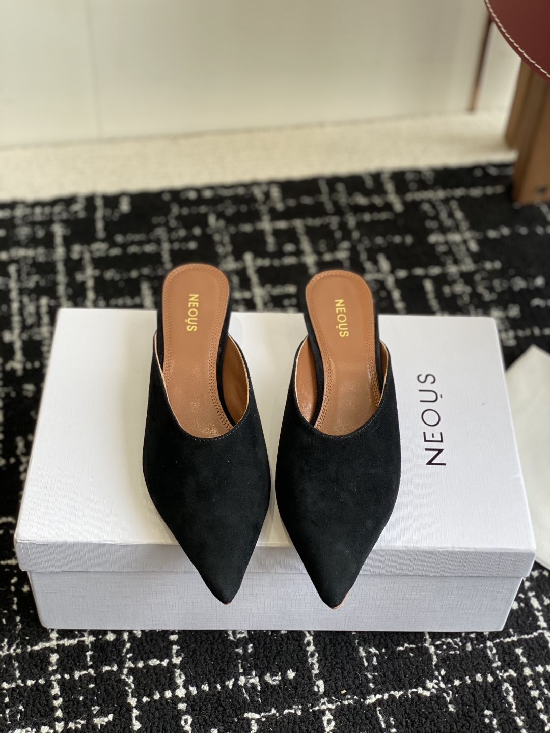 代购级
neous 25ss春夏新品 尖头后空猫跟凉拖鞋

这款自带大小姐风气质 无论是搭配牛仔裤百褶裙