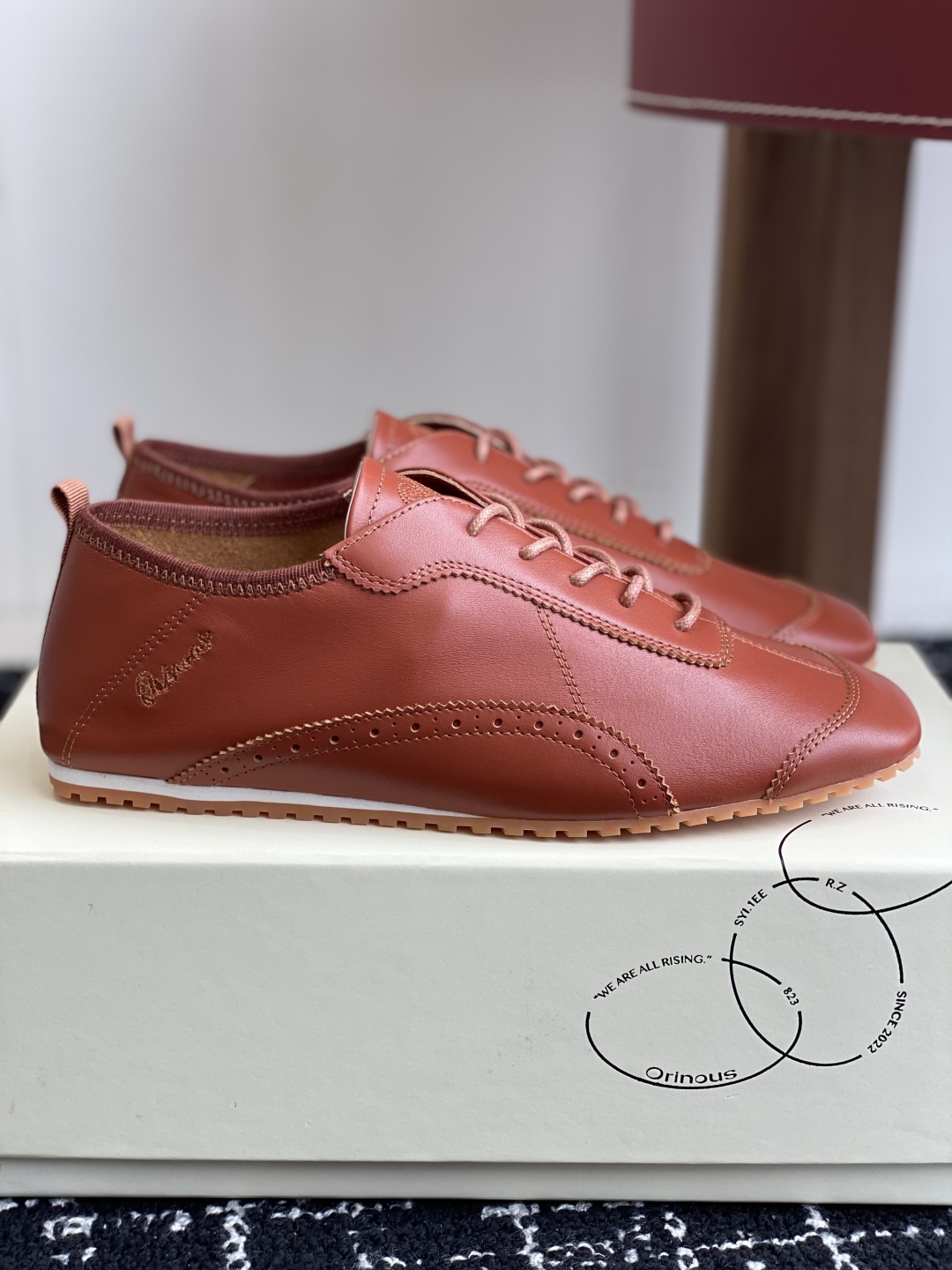 代购级
Orinous  25ss 早春新款绝美 方头系带 德训鞋 休闲鞋时尚界久违的极简之美

经典时