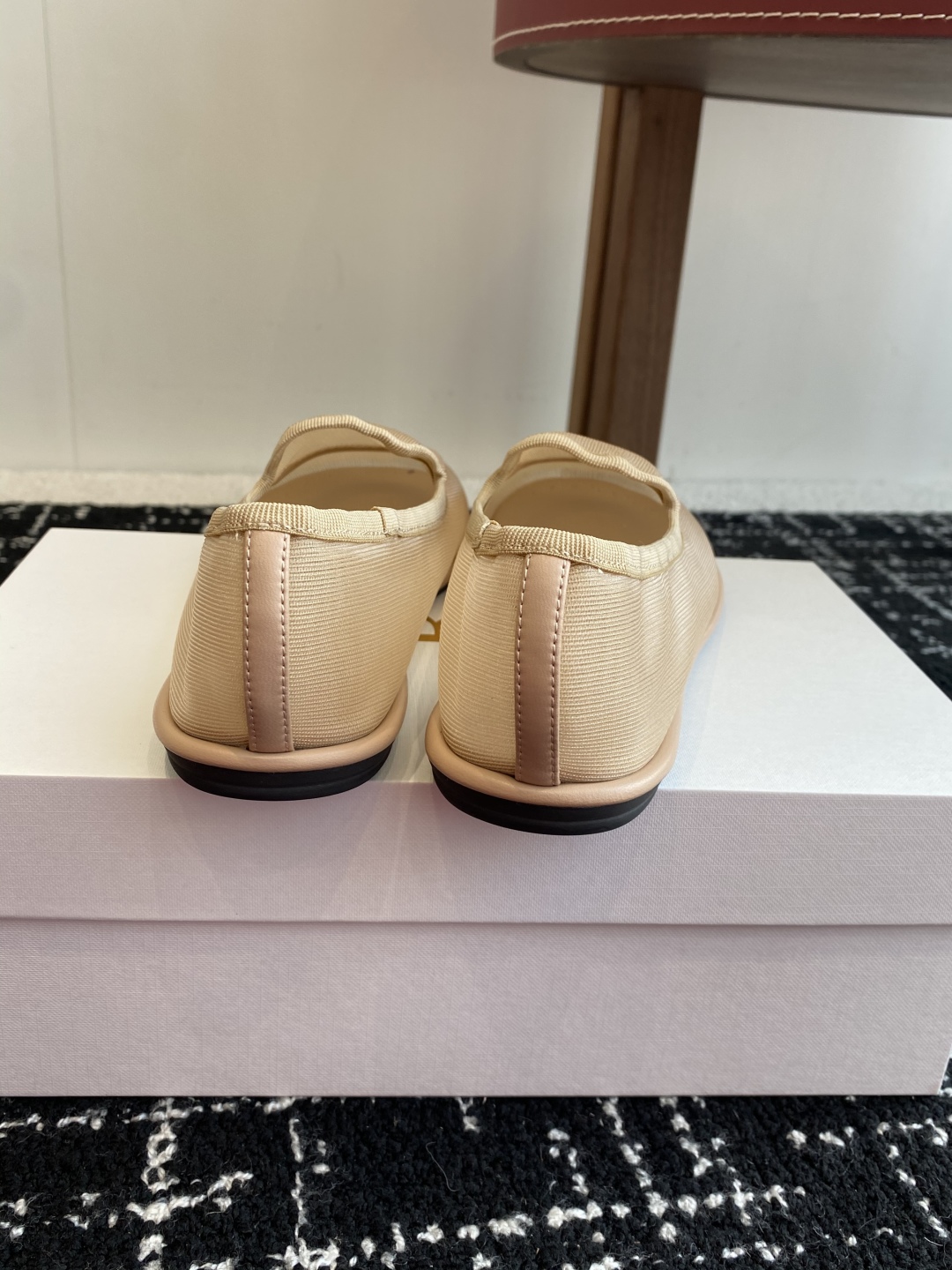 东莞代购级
THE ROW 25ss 新中式 乐福鞋芭蕾舞鞋

满满的少女风 既摩登又复古的味道 非常的