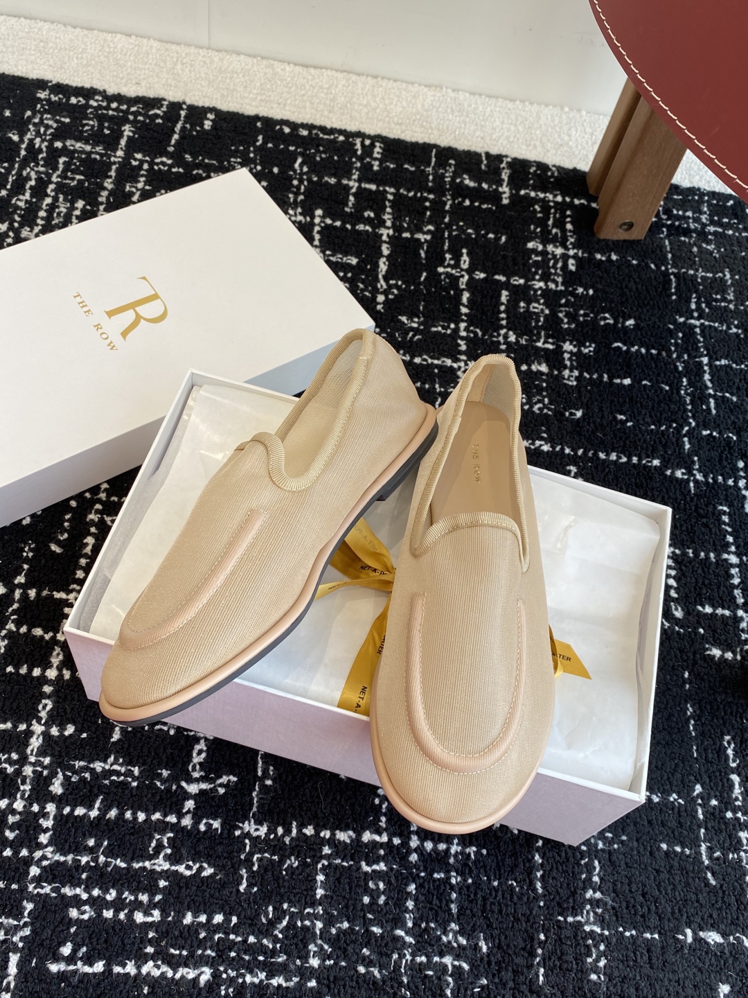 东莞代购级
THE ROW 25ss 新中式 乐福鞋芭蕾舞鞋

满满的少女风 既摩登又复古的味道 非常的
