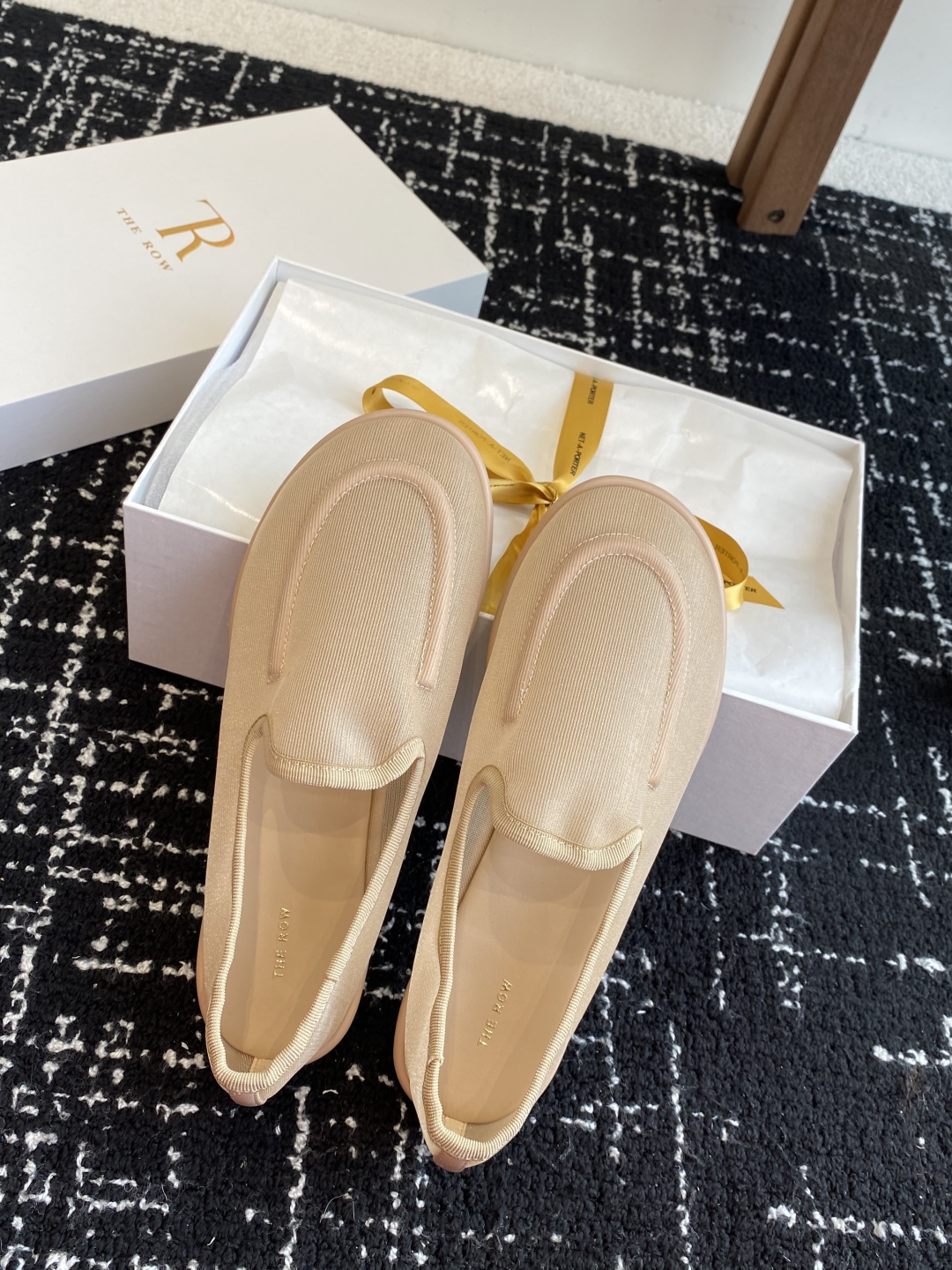 东莞代购级
THE ROW 25ss 新中式 乐福鞋芭蕾舞鞋

满满的少女风 既摩登又复古的味道 非常的