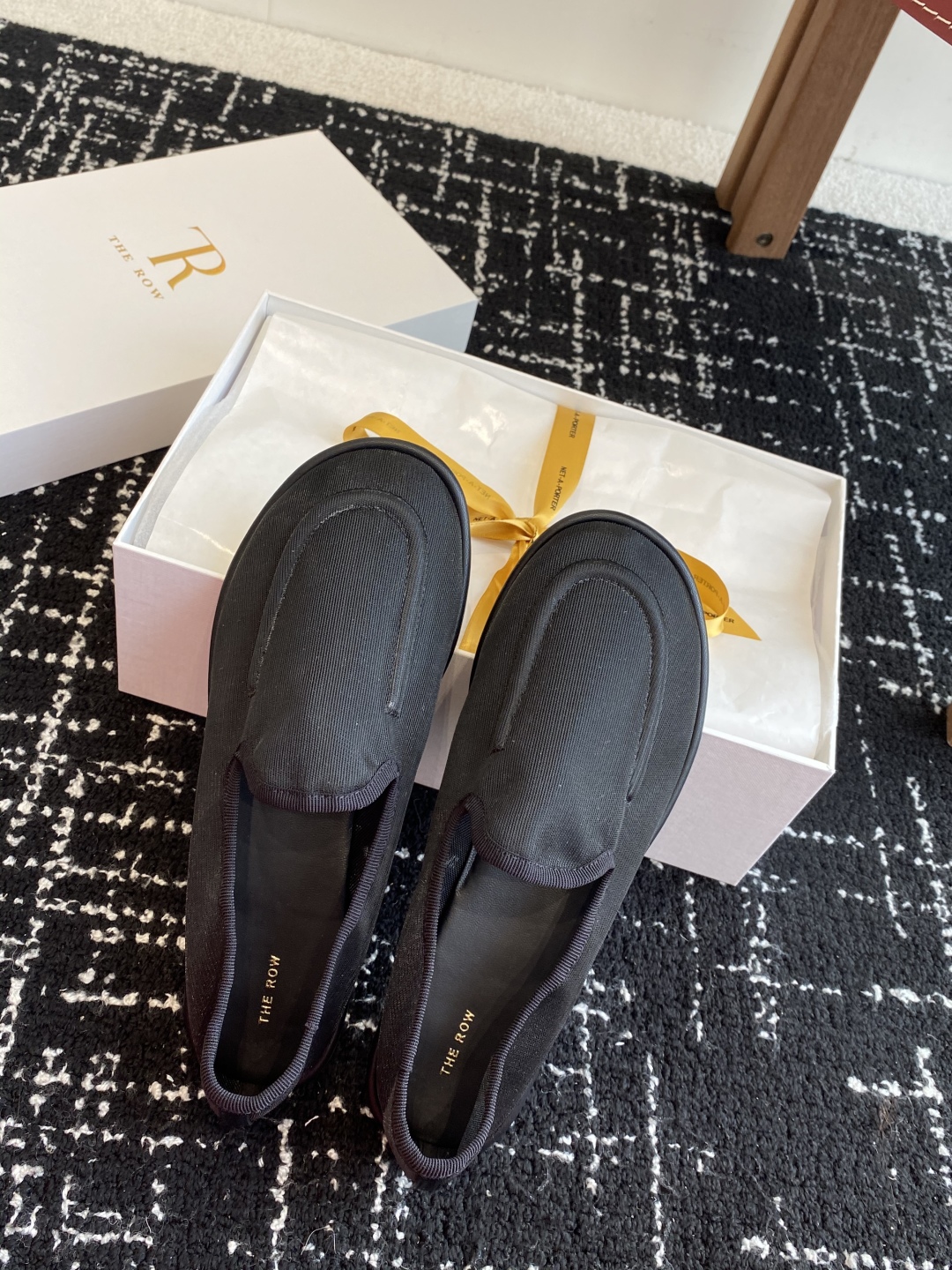 东莞代购级
THE ROW 25ss 新中式 乐福鞋芭蕾舞鞋

满满的少女风 既摩登又复古的味道 非常的