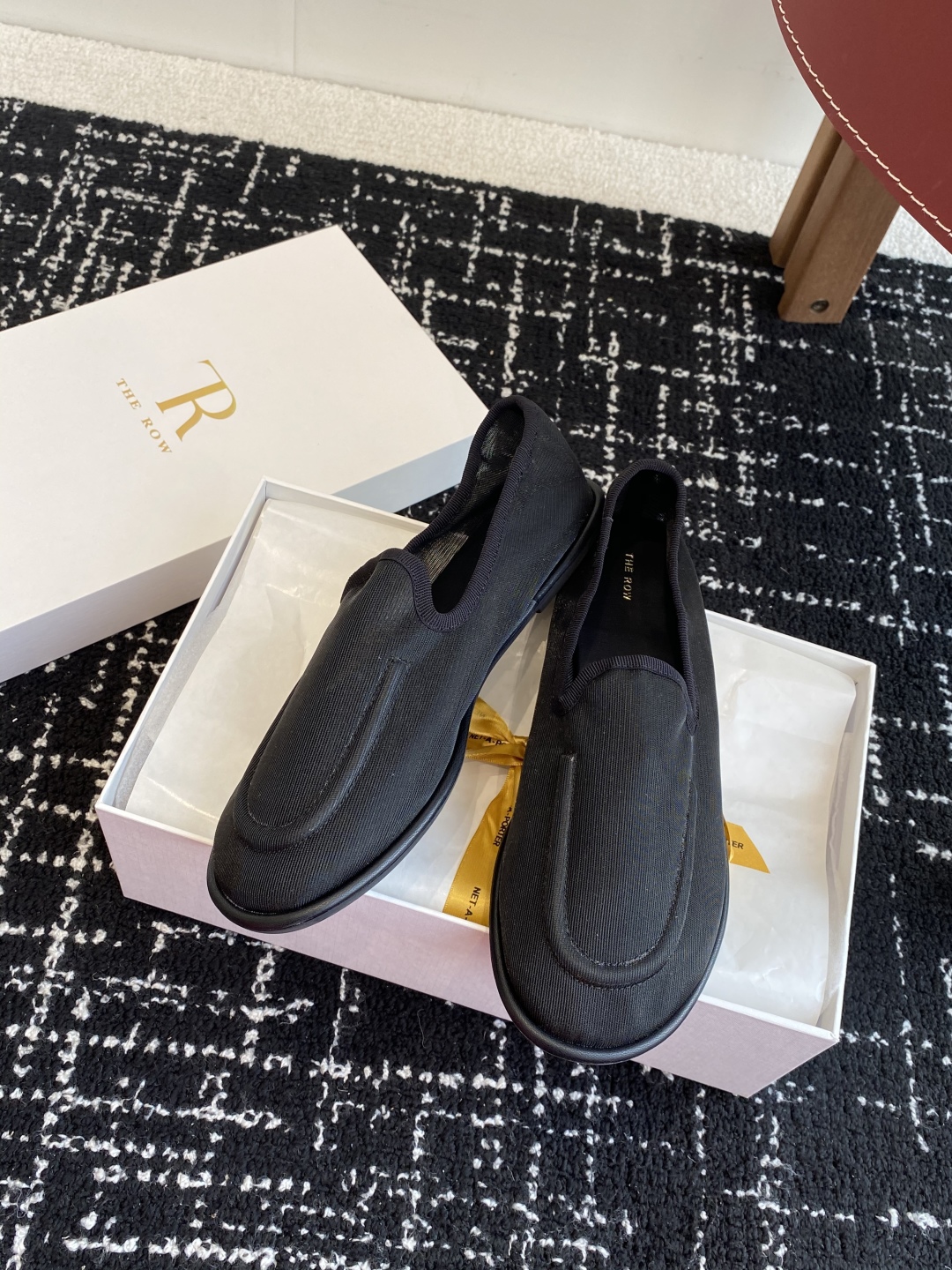 东莞代购级
THE ROW 25ss 新中式 乐福鞋芭蕾舞鞋

满满的少女风 既摩登又复古的味道 非常的