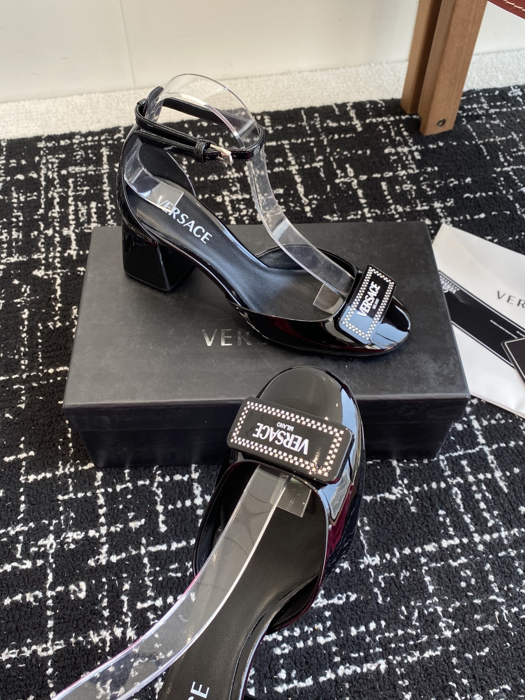 代购级
Versace 范思哲 早春款 跟粗跟中空 凉鞋海外热销冠军

YB一致 原鞋开发楦型 各大时尚
