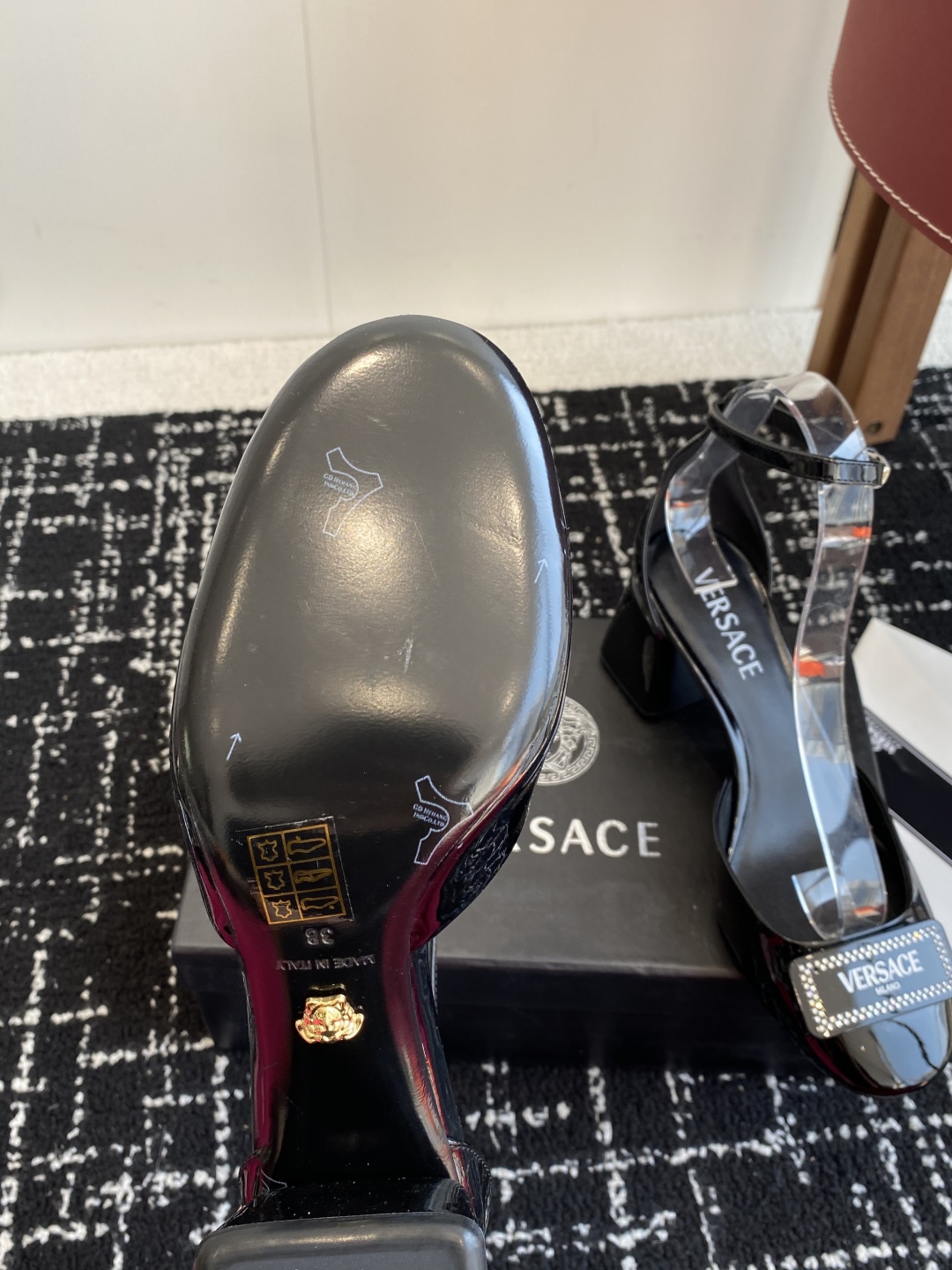 代购级
Versace 范思哲 早春款 跟粗跟中空 凉鞋海外热销冠军

YB一致 原鞋开发楦型 各大时尚