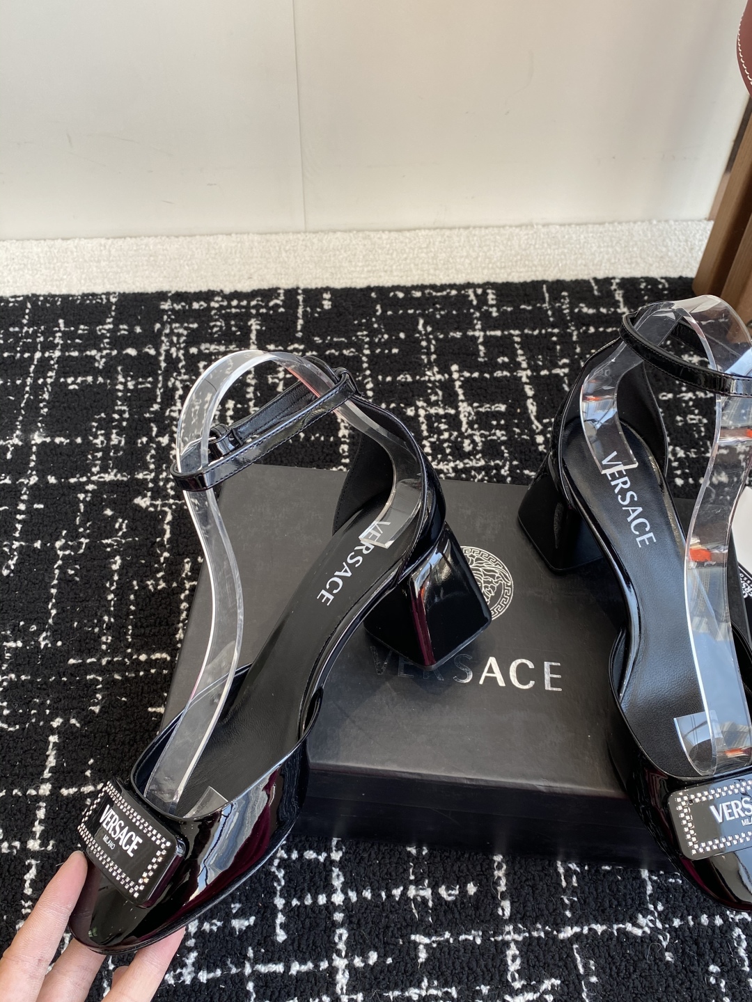 代购级
Versace 范思哲 早春款 跟粗跟中空 凉鞋海外热销冠军

YB一致 原鞋开发楦型 各大时尚