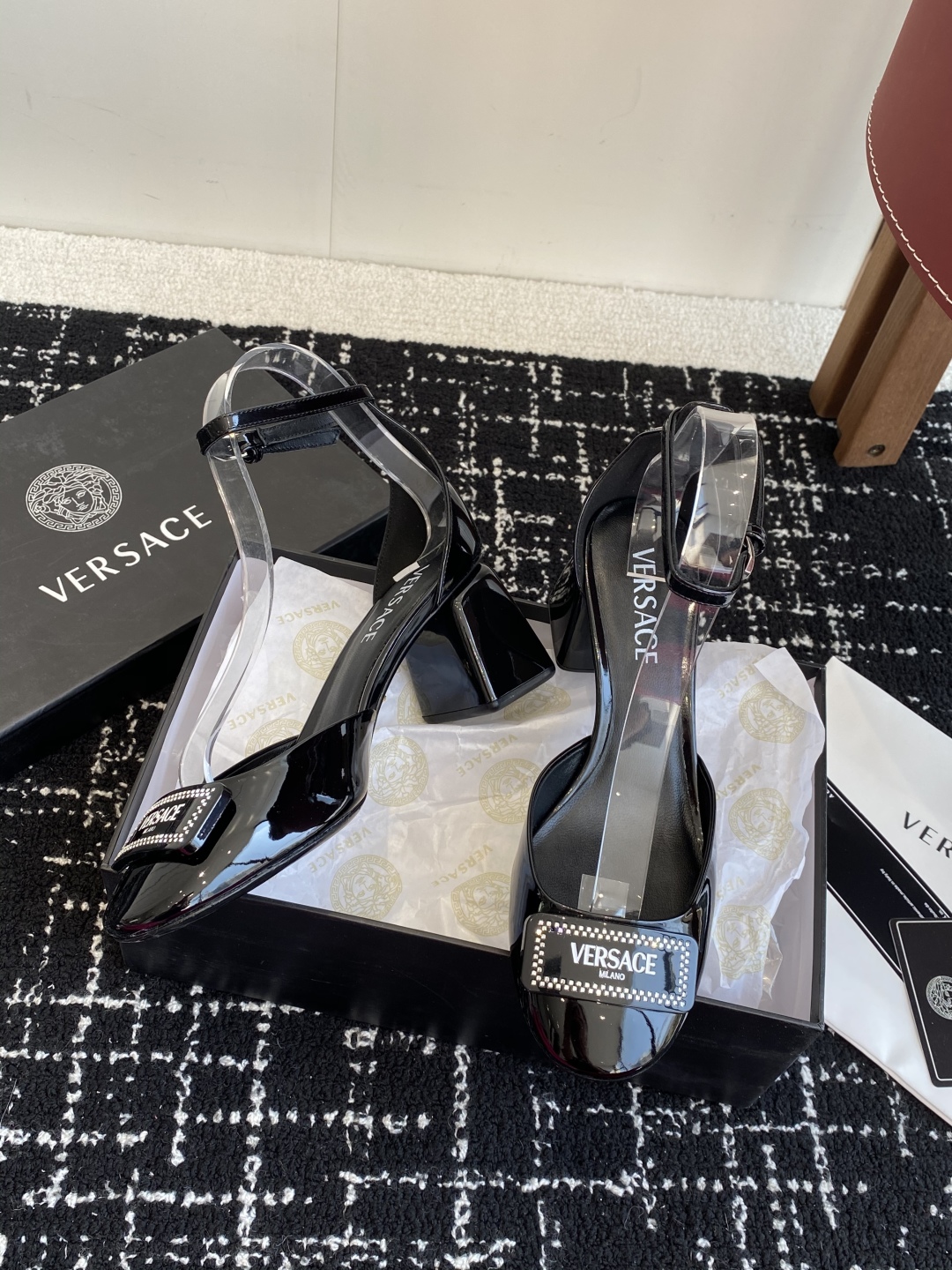 代购级
Versace 范思哲 早春款 跟粗跟中空 凉鞋海外热销冠军

YB一致 原鞋开发楦型 各大时尚