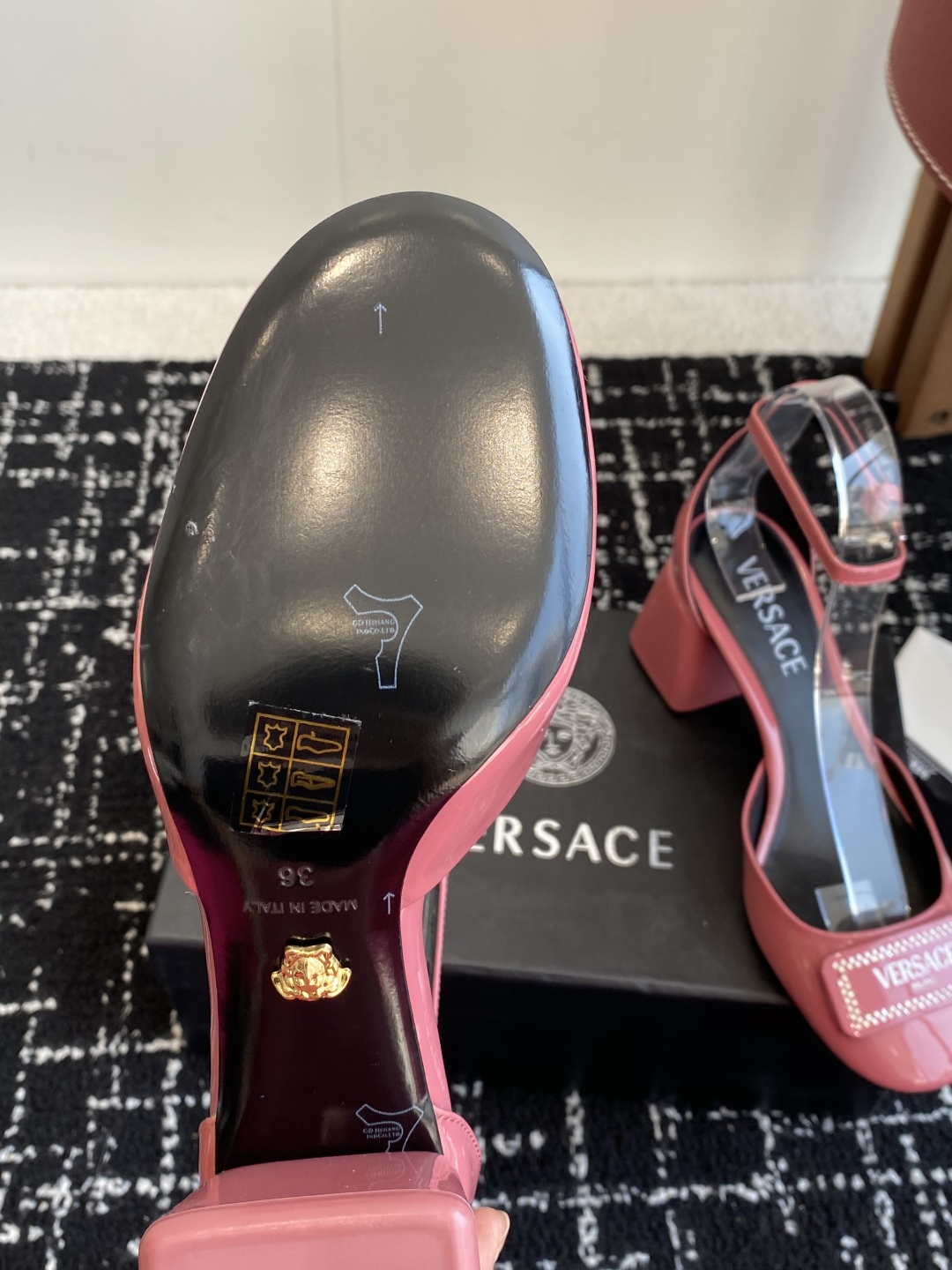 代购级
Versace 范思哲 早春款 跟粗跟中空 凉鞋海外热销冠军

YB一致 原鞋开发楦型 各大时尚