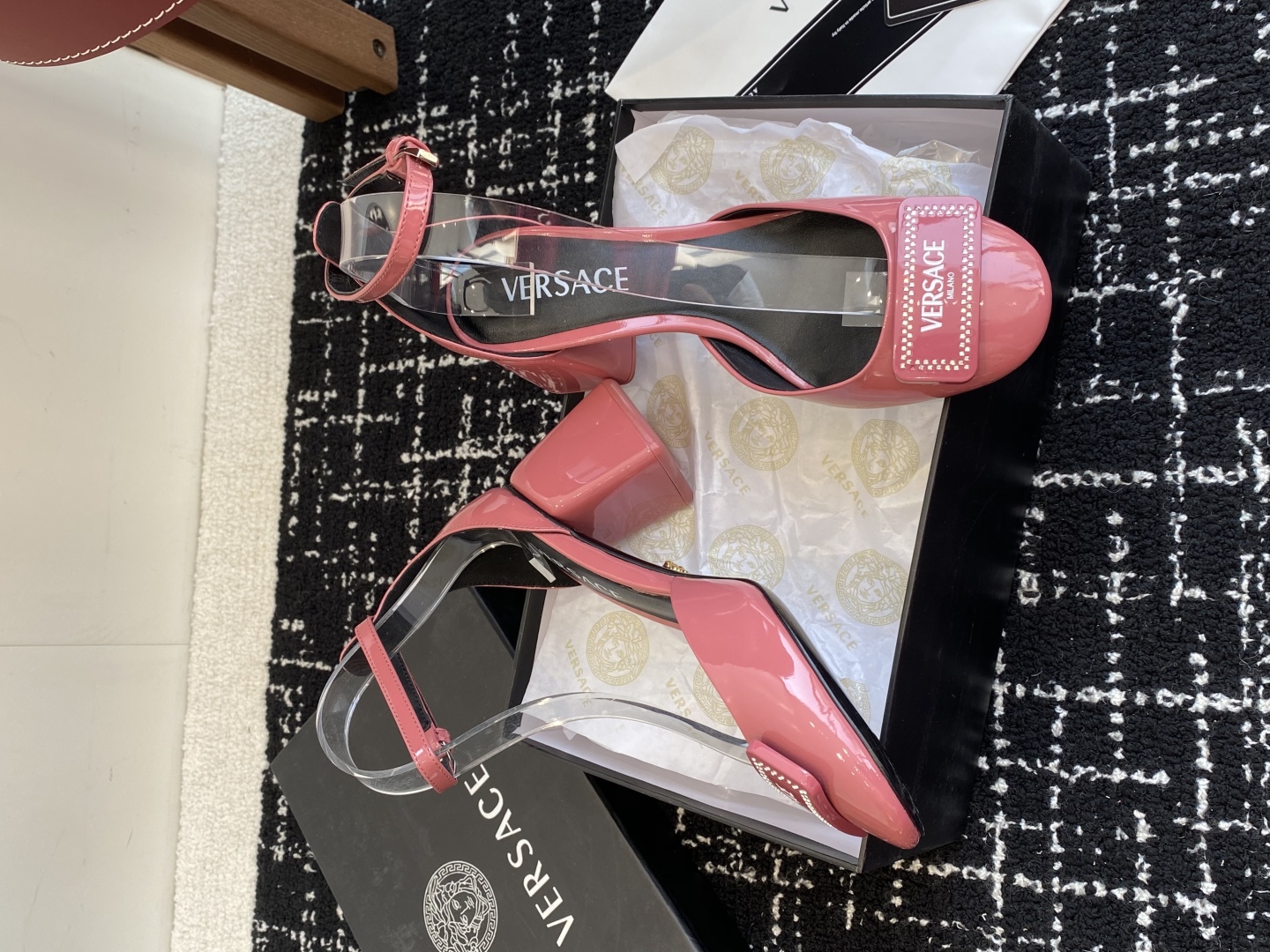 代购级
Versace 范思哲 早春款 跟粗跟中空 凉鞋海外热销冠军

YB一致 原鞋开发楦型 各大时尚