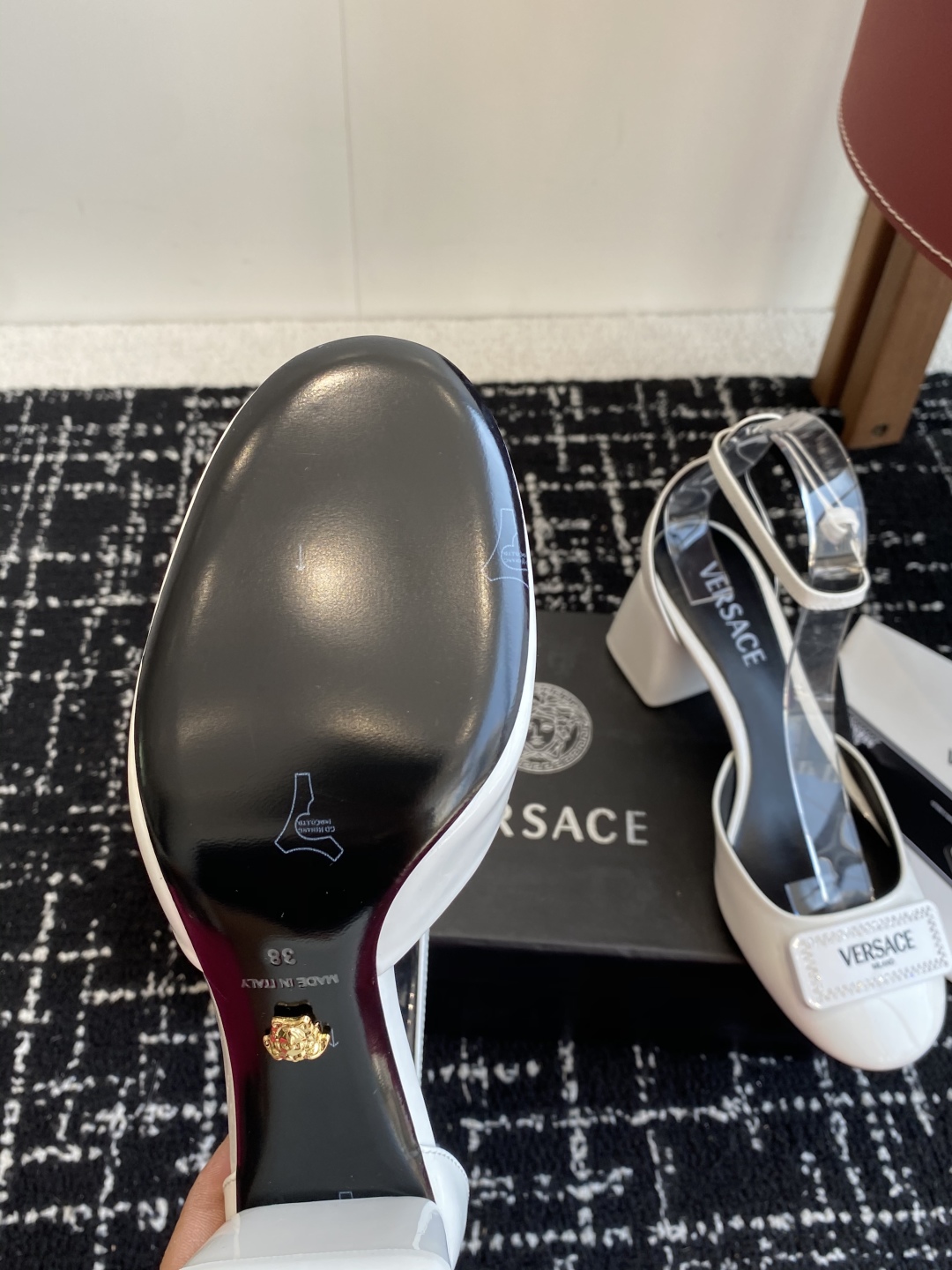 代购级
Versace 范思哲 早春款 跟粗跟中空 凉鞋海外热销冠军

YB一致 原鞋开发楦型 各大时尚