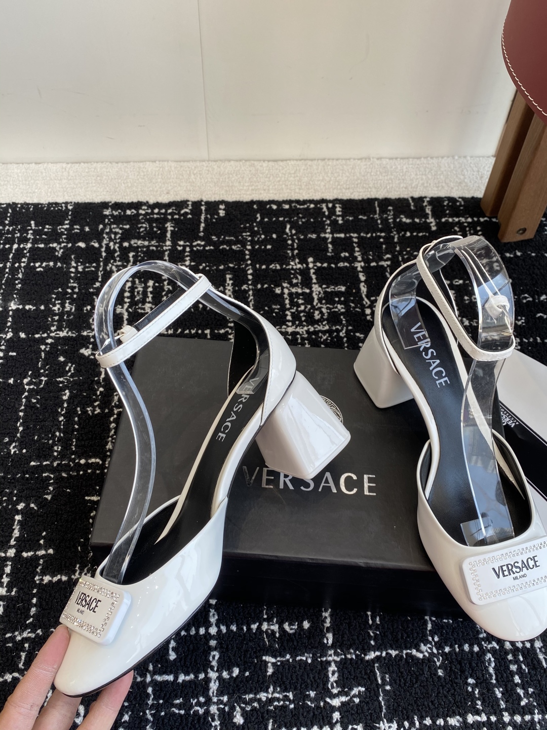 代购级
Versace 范思哲 早春款 跟粗跟中空 凉鞋海外热销冠军

YB一致 原鞋开发楦型 各大时尚