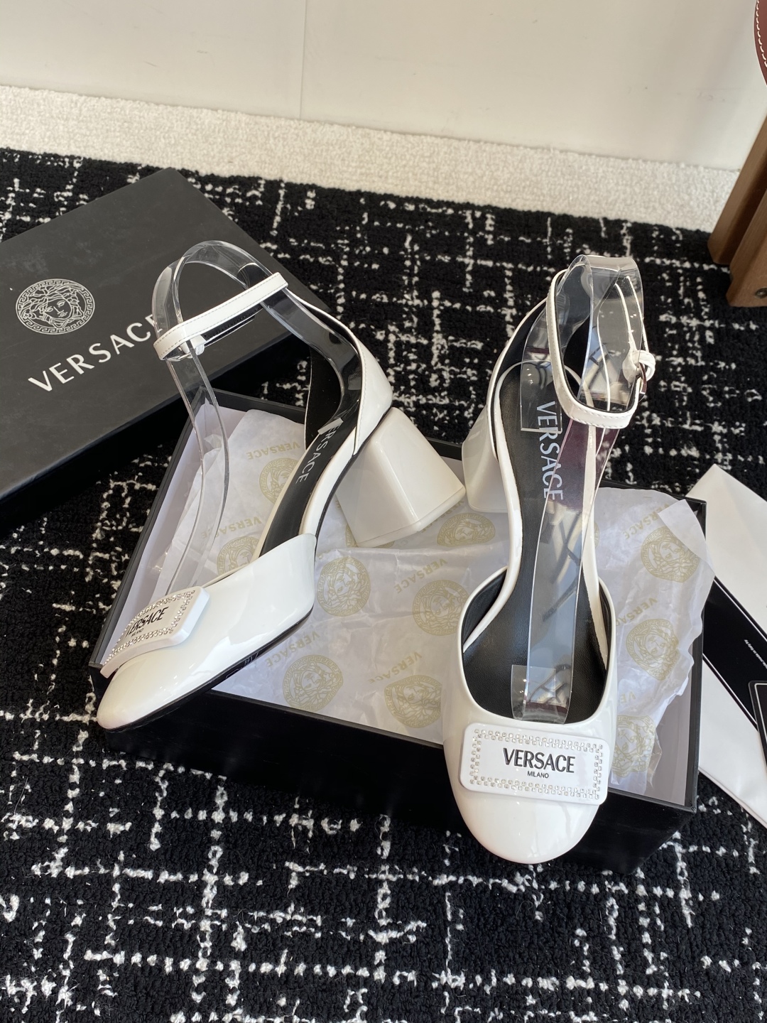 代购级
Versace 范思哲 早春款 跟粗跟中空 凉鞋海外热销冠军

YB一致 原鞋开发楦型 各大时尚