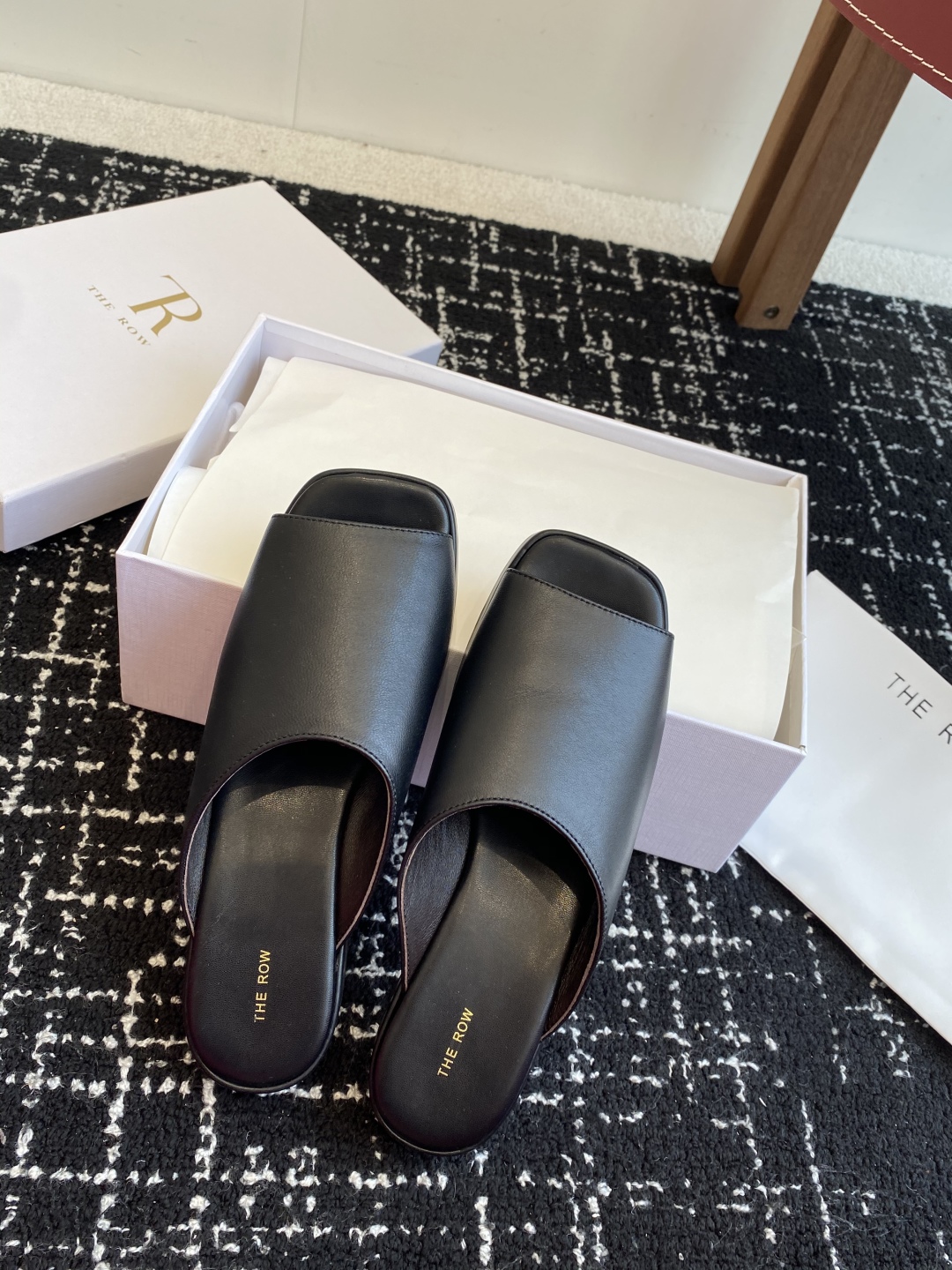 代购级
The row 25ss 春夏季新款 方头 鱼嘴拖
 
性冷淡风格最优选的颜色，化繁为简的美，春