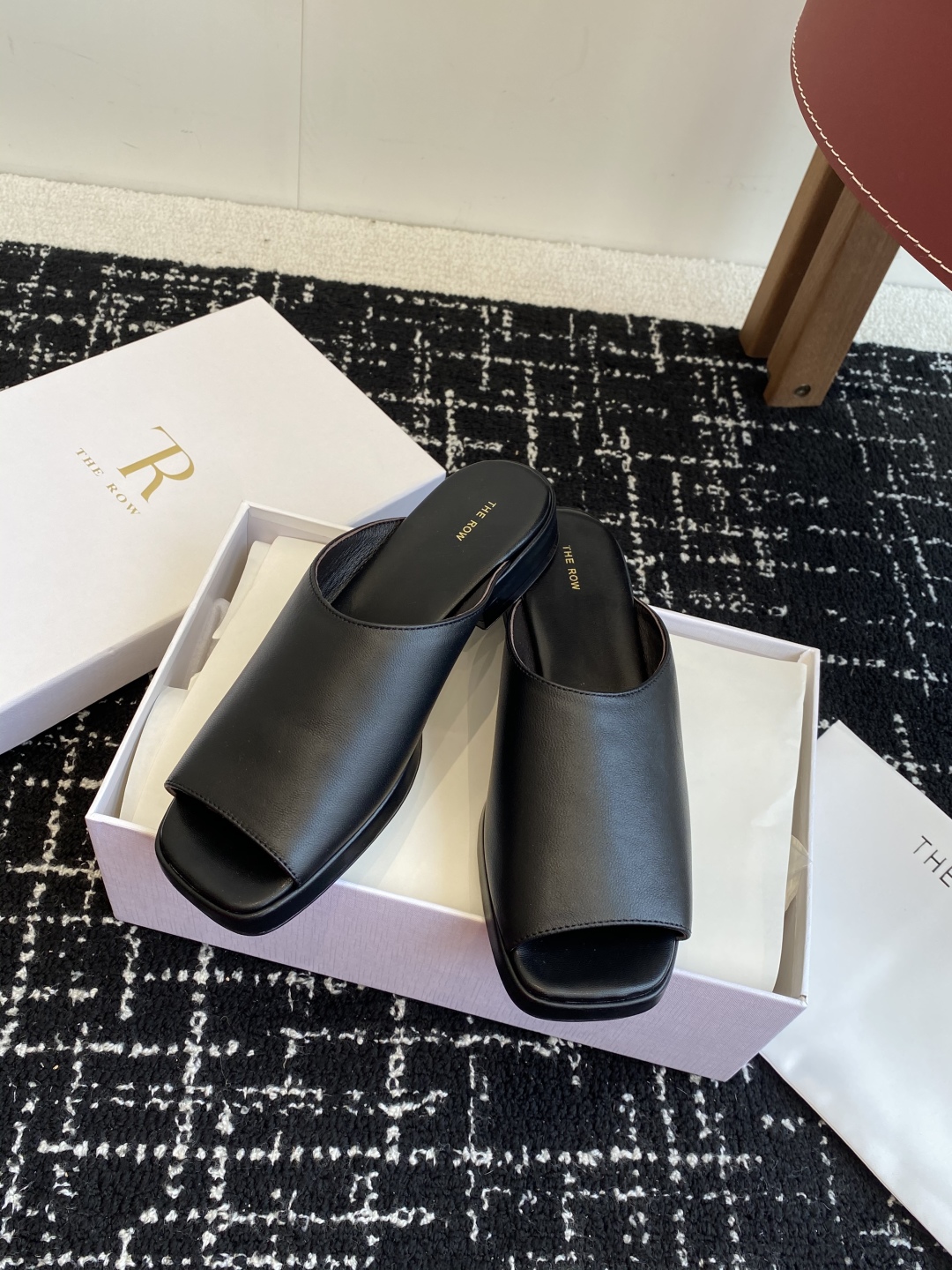 代购级
The row 25ss 春夏季新款 方头 鱼嘴拖
 
性冷淡风格最优选的颜色，化繁为简的美，春