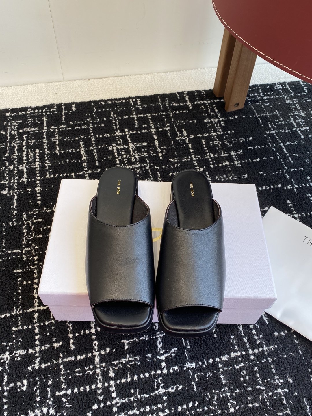 代购级
The row 25ss 春夏季新款 方头 鱼嘴拖
 
性冷淡风格最优选的颜色，化繁为简的美，春