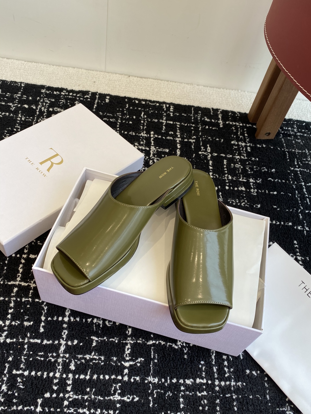 代购级
The row 25ss 春夏季新款 方头 鱼嘴拖
 
性冷淡风格最优选的颜色，化繁为简的美，春