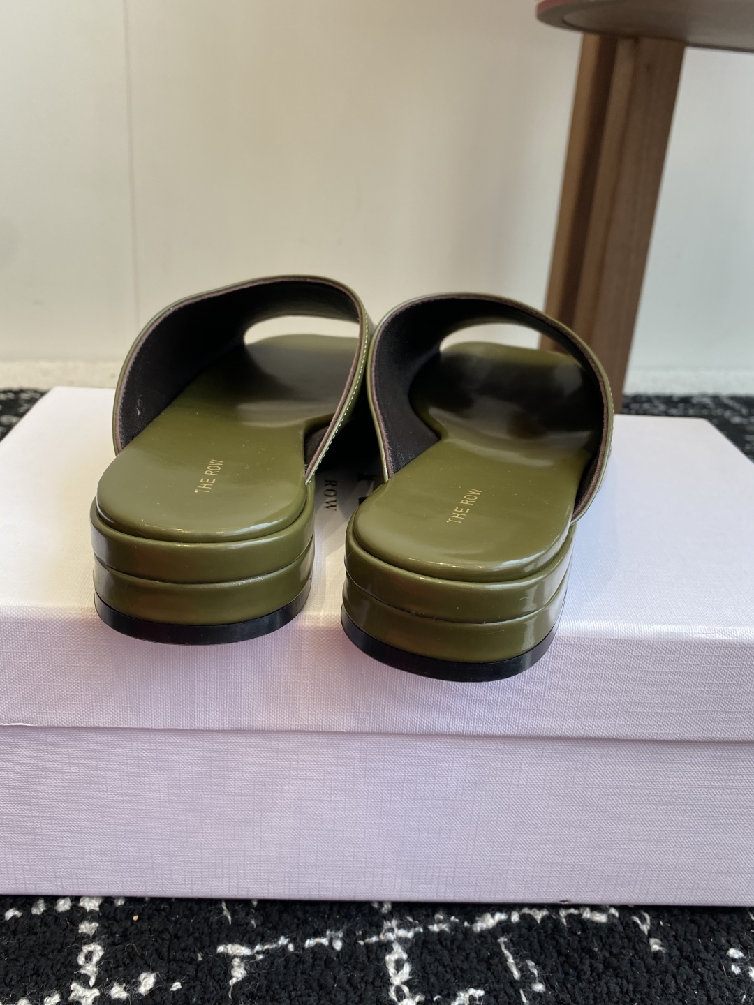 代购级
The row 25ss 春夏季新款 方头 鱼嘴拖
 
性冷淡风格最优选的颜色，化繁为简的美，春