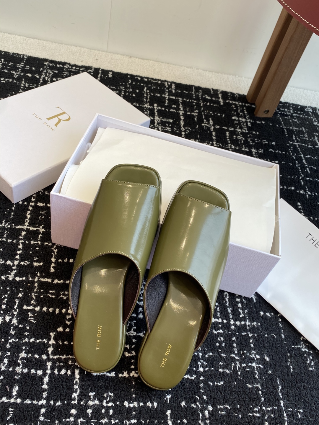 代购级
The row 25ss 春夏季新款 方头 鱼嘴拖
 
性冷淡风格最优选的颜色，化繁为简的美，春