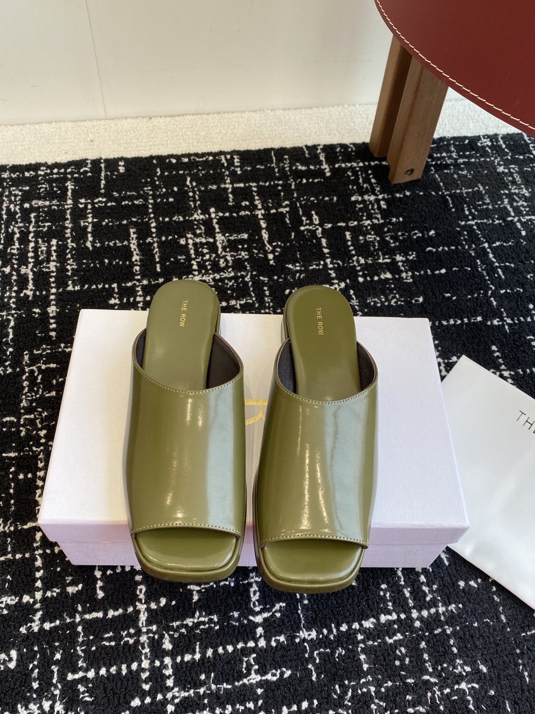 代购级
The row 25ss 春夏季新款 方头 鱼嘴拖
 
性冷淡风格最优选的颜色，化繁为简的美，春