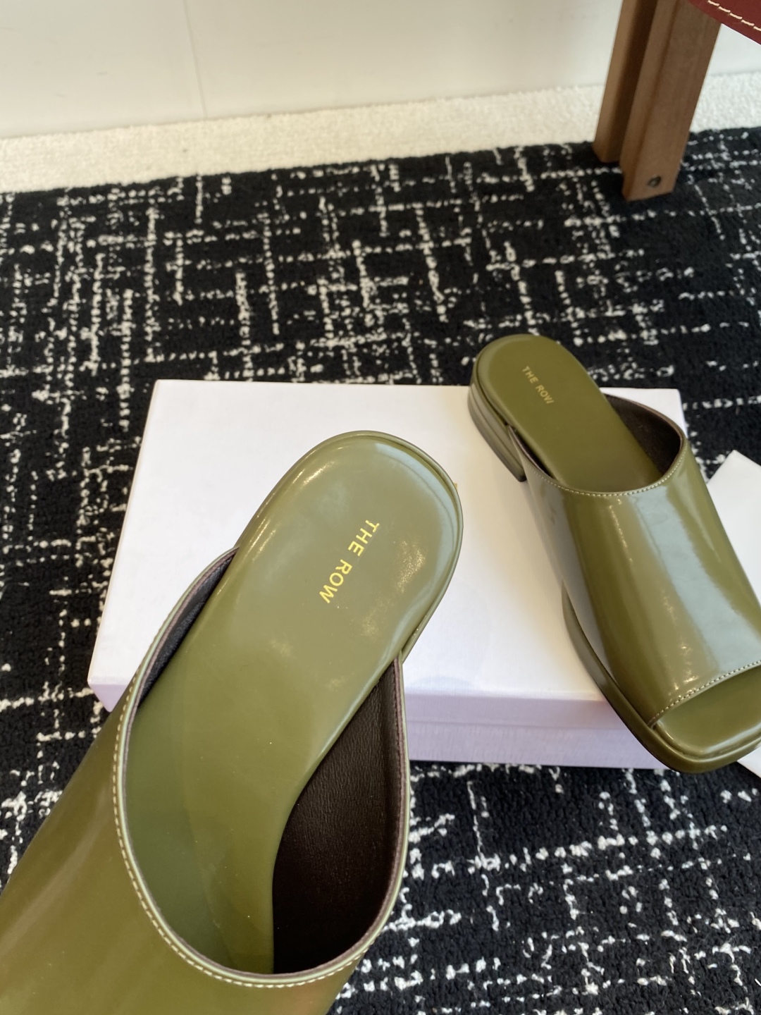 代购级
The row 25ss 春夏季新款 方头 鱼嘴拖
 
性冷淡风格最优选的颜色，化繁为简的美，春