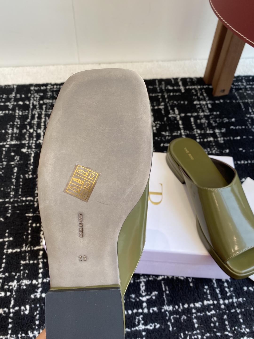 代购级
The row 25ss 春夏季新款 方头 鱼嘴拖
 
性冷淡风格最优选的颜色，化繁为简的美，春