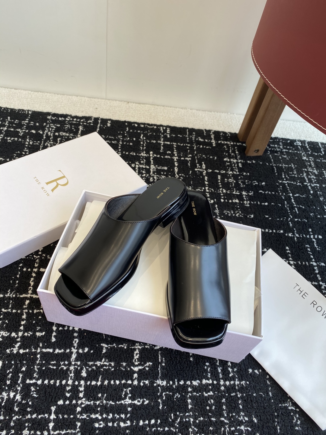 代购级
The row 25ss 春夏季新款 方头 鱼嘴拖
 
性冷淡风格最优选的颜色，化繁为简的美，春