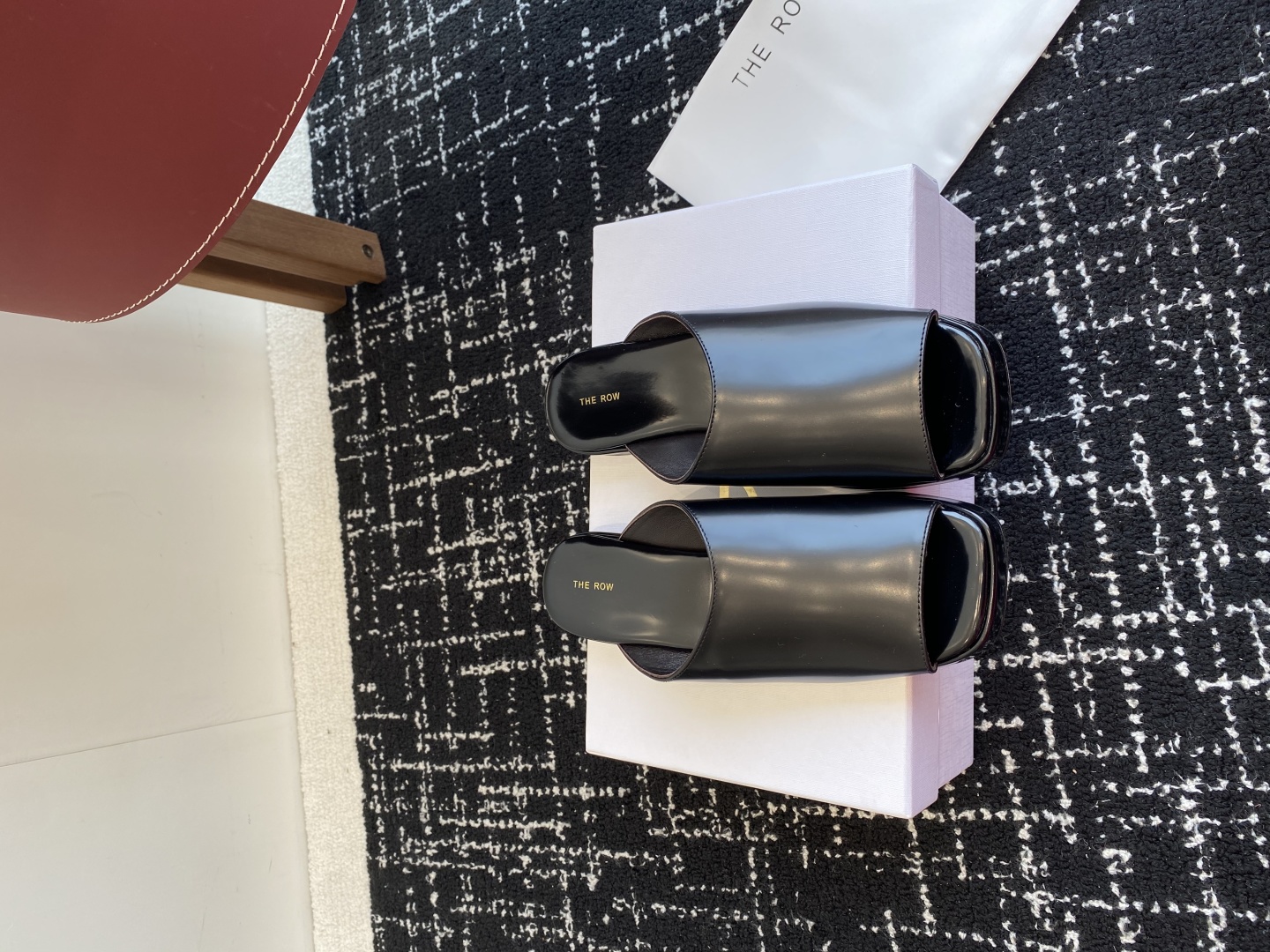 代购级
The row 25ss 春夏季新款 方头 鱼嘴拖
 
性冷淡风格最优选的颜色，化繁为简的美，春