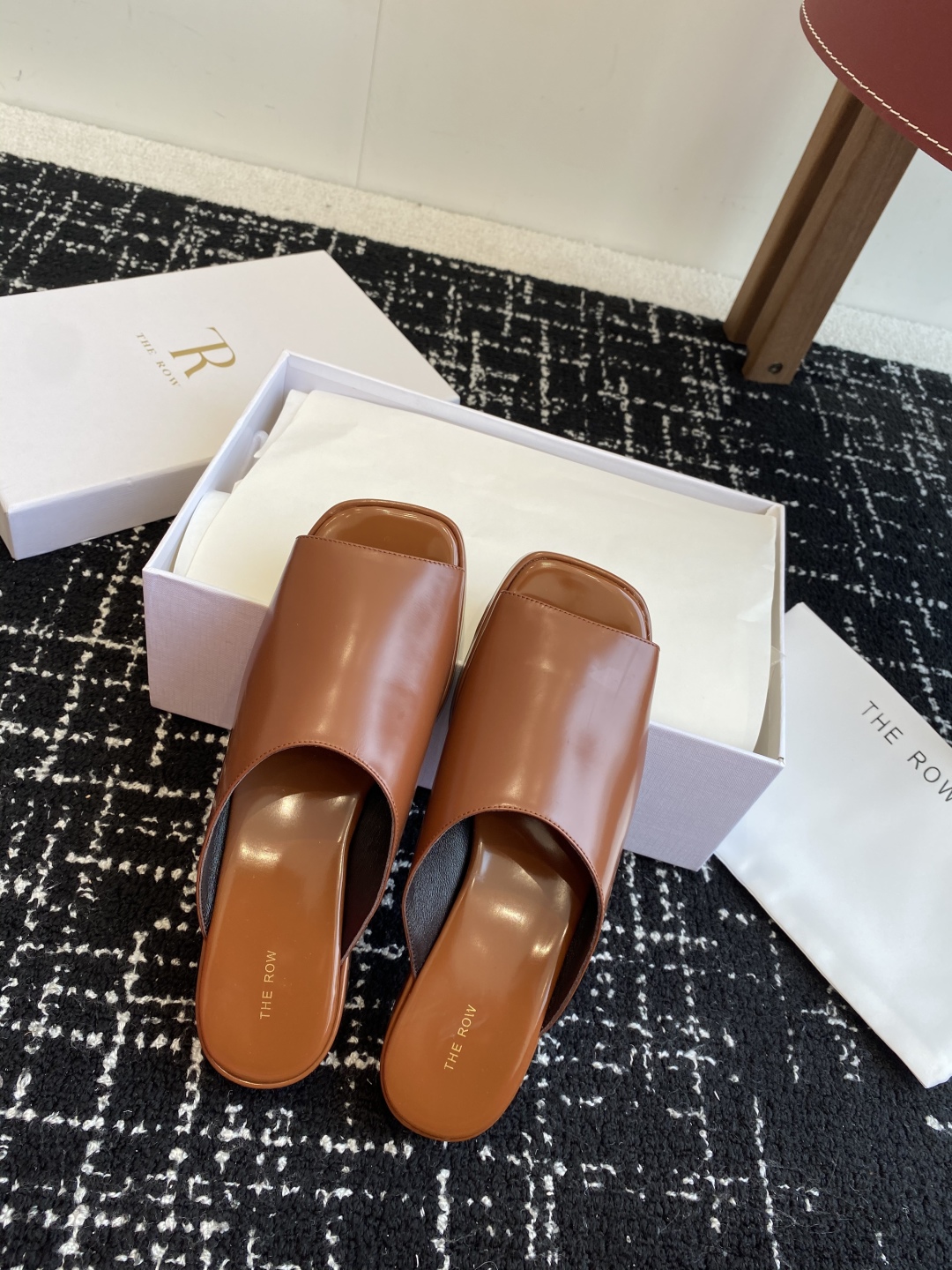 代购级
The row 25ss 春夏季新款 方头 鱼嘴拖
 
性冷淡风格最优选的颜色，化繁为简的美，春