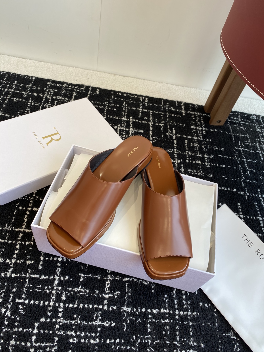 代购级
The row 25ss 春夏季新款 方头 鱼嘴拖
 
性冷淡风格最优选的颜色，化繁为简的美，春