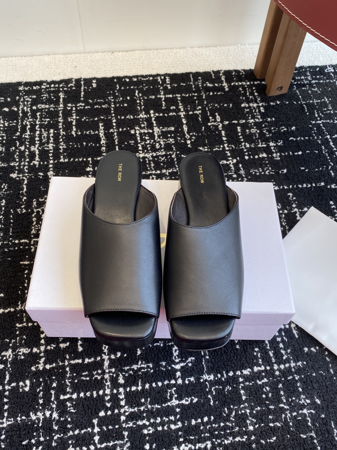 代购级
The row 25ss 春夏季新款 方头 鱼嘴拖
 
性冷淡风格最优选的颜色，化繁为简的美，春