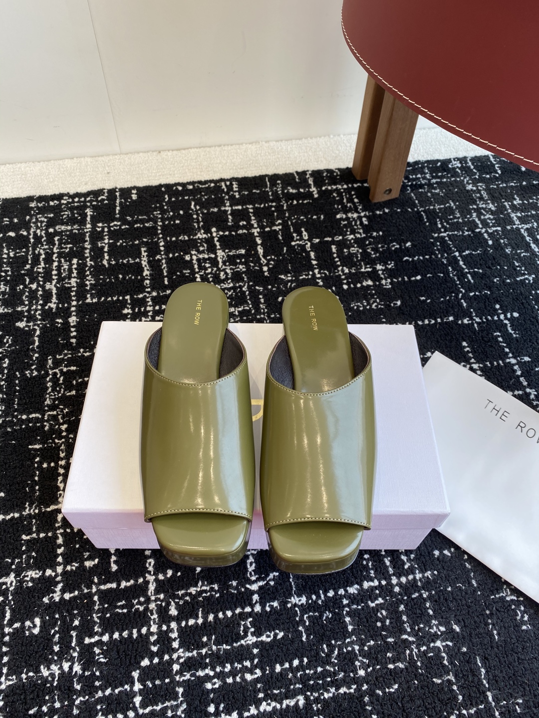 代购级
The row 25ss 春夏季新款 方头 鱼嘴拖
 
性冷淡风格最优选的颜色，化繁为简的美，春