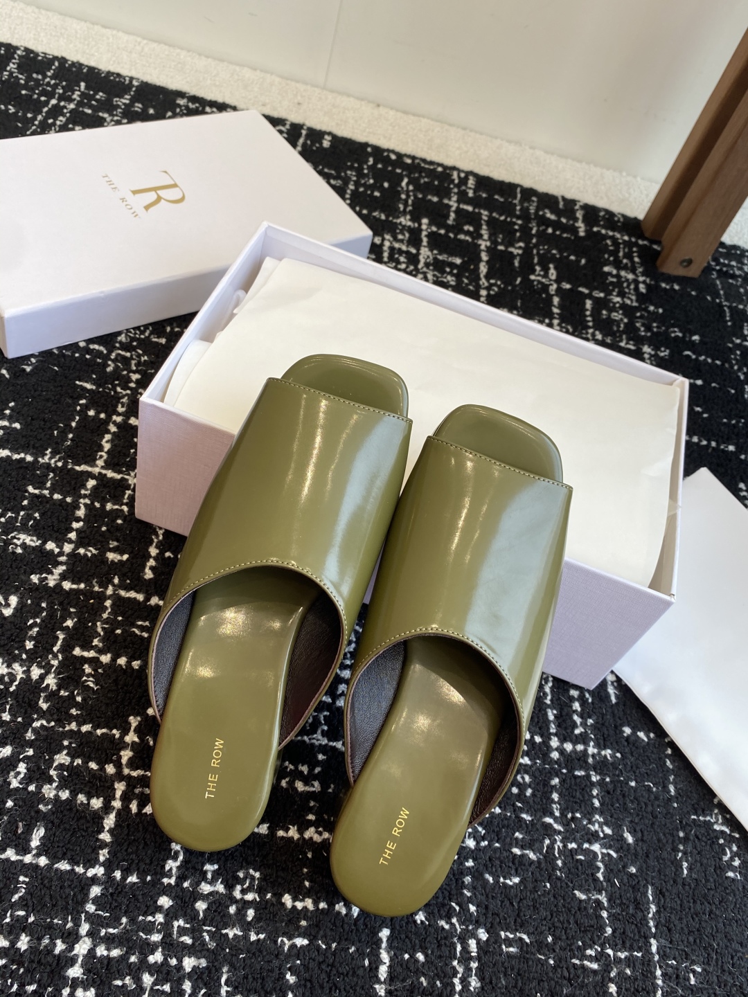代购级
The row 25ss 春夏季新款 方头 鱼嘴拖
 
性冷淡风格最优选的颜色，化繁为简的美，春